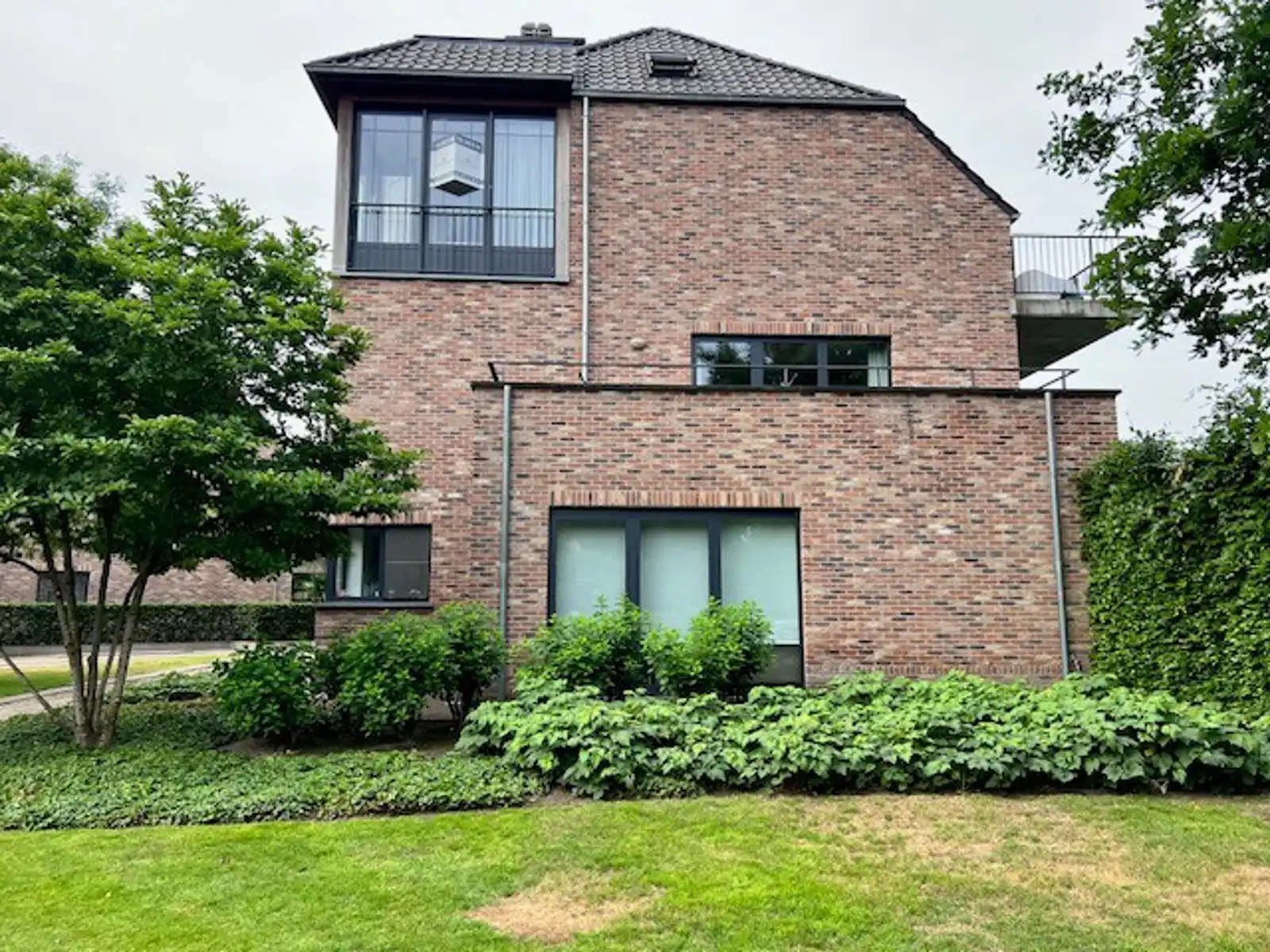 Duplex met 3 slaapkamers in rustige groene omgeving foto {{pictureIndex}}