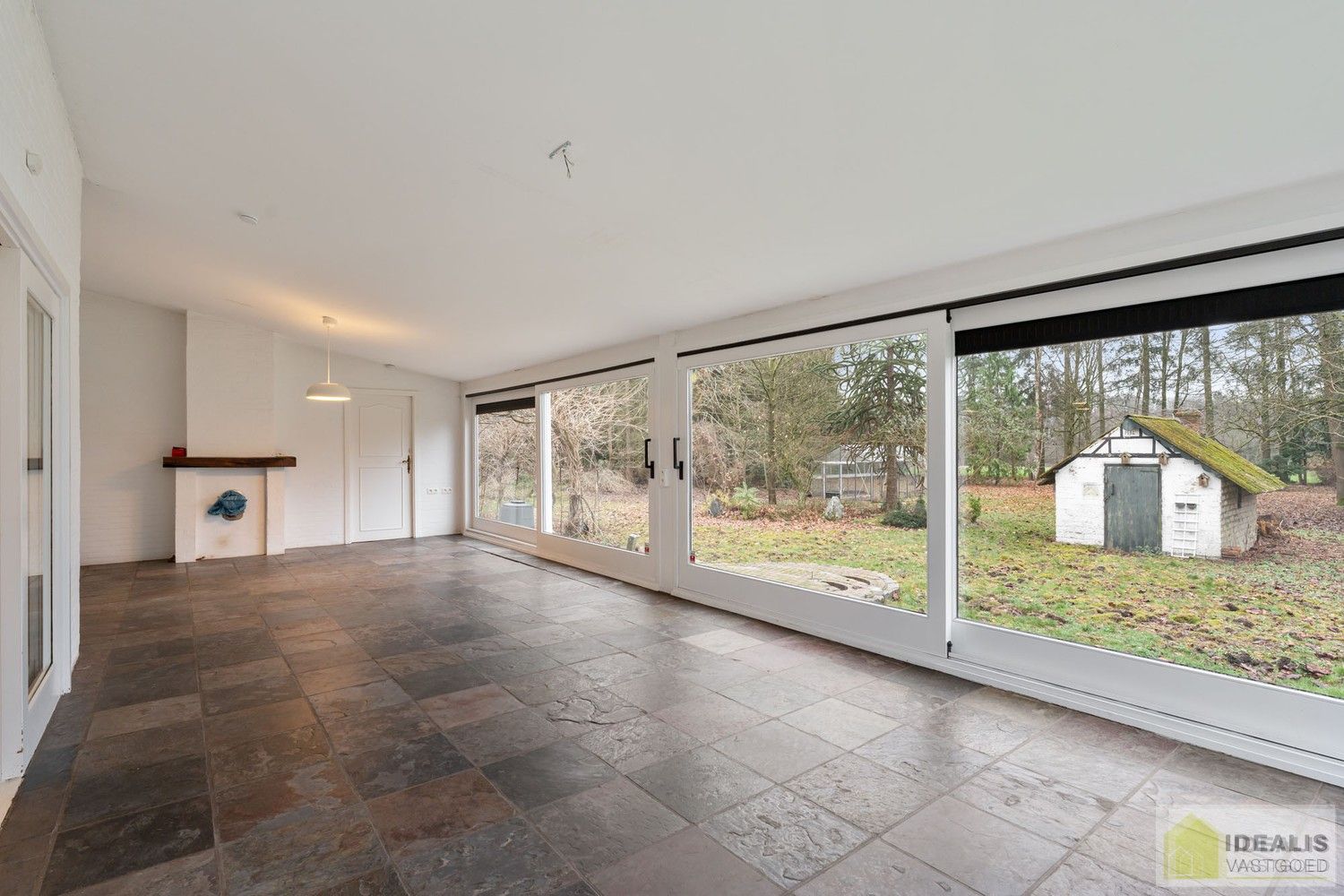 IDEALIS VASTGOED – Ruime te renoveren villa op riant perceel! De villa omvat 198m² netto bewoonbare oppervlakte met een ruime woonkamer en aansluitend uitgeruste keuken, badkamer, 2 grote en 1 kleine slaapkamer, kelder, veranda en 2 garages met sectionale poort van ca. 100m². De villa is gelegen op een prachtig perceel met een oppervlakte van ca. 1,1 hectare (11.000m²)! omgeven door bosgebied! Zeer geschikt voor kandidaten op zoek naar een unieke locatie zeer centraal gelegen, doch volledig omgeven door groen. foto 16