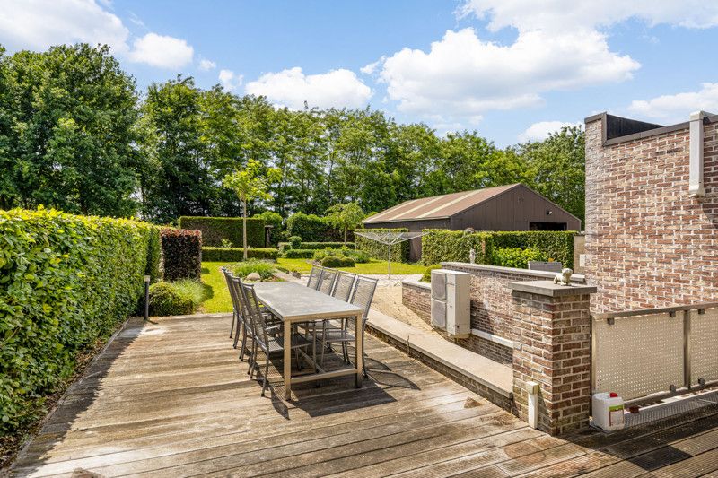 Luxueuze en instapklare woning met garages en tuin foto 27