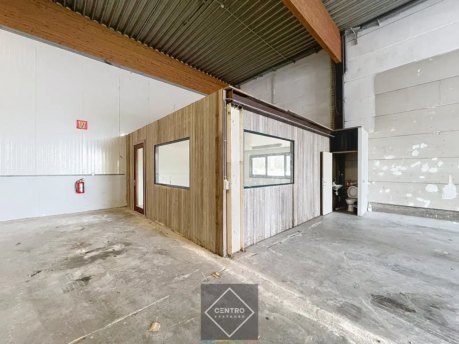 Instapklaar magazijn (600 m2) met mezzanine en geïntegreerd kantoor langs de N8 te Elverdinge (Ieper). Ambachten toegestaan ! foto 3