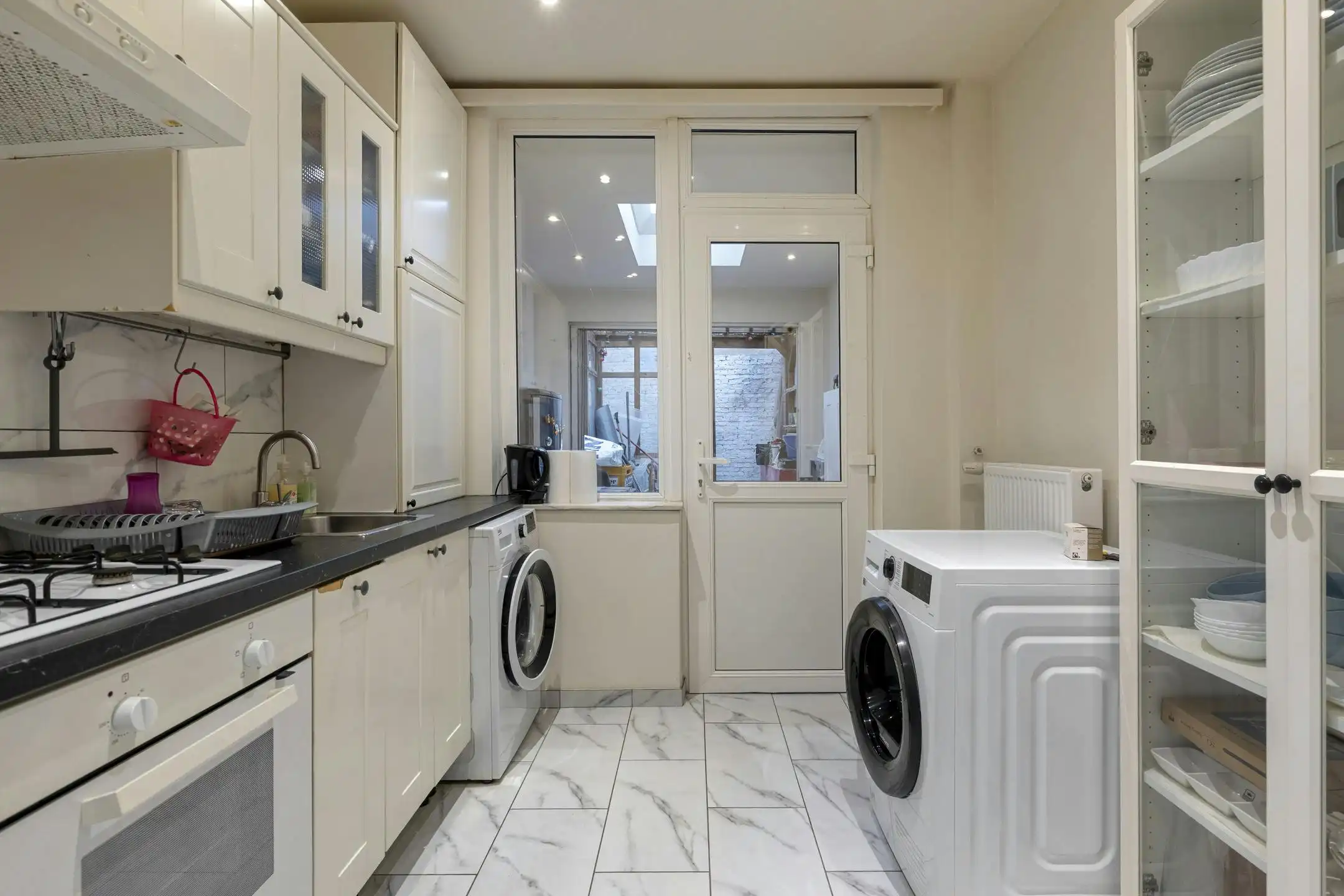 Gerenoveerd gelijkvloers appartement te koop in Merksem foto 5