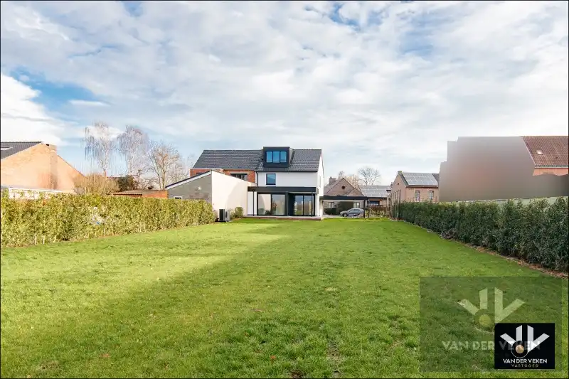 TOTAAL VERNIEUWDE WONING - ENKEL NOG AFWERKEN NAAR EIGEN SMAAK EN INZICHT foto 4