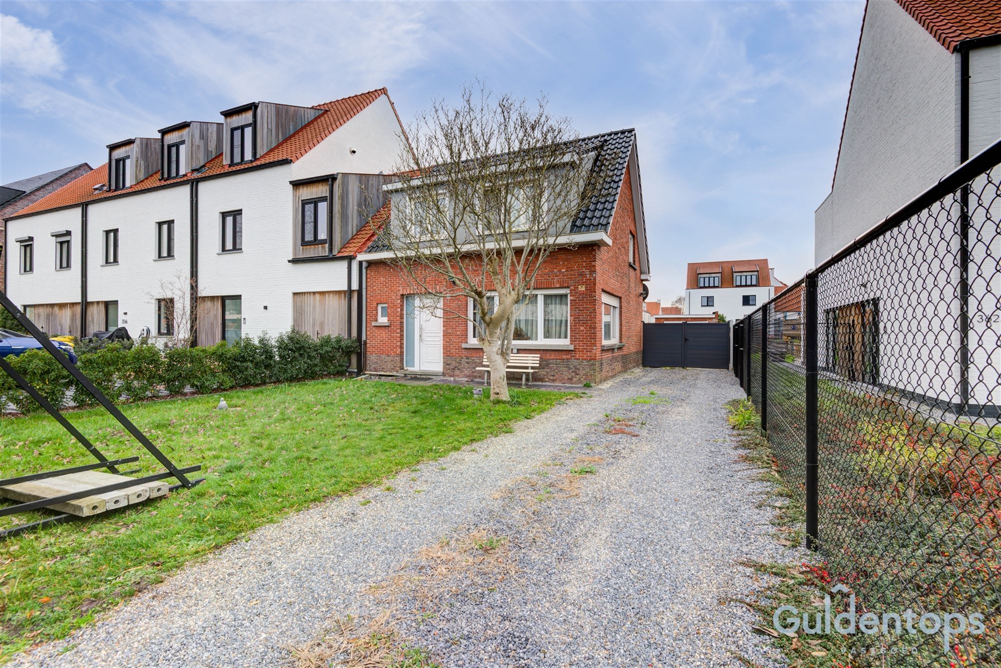 half open woning op ruim perceel foto 24