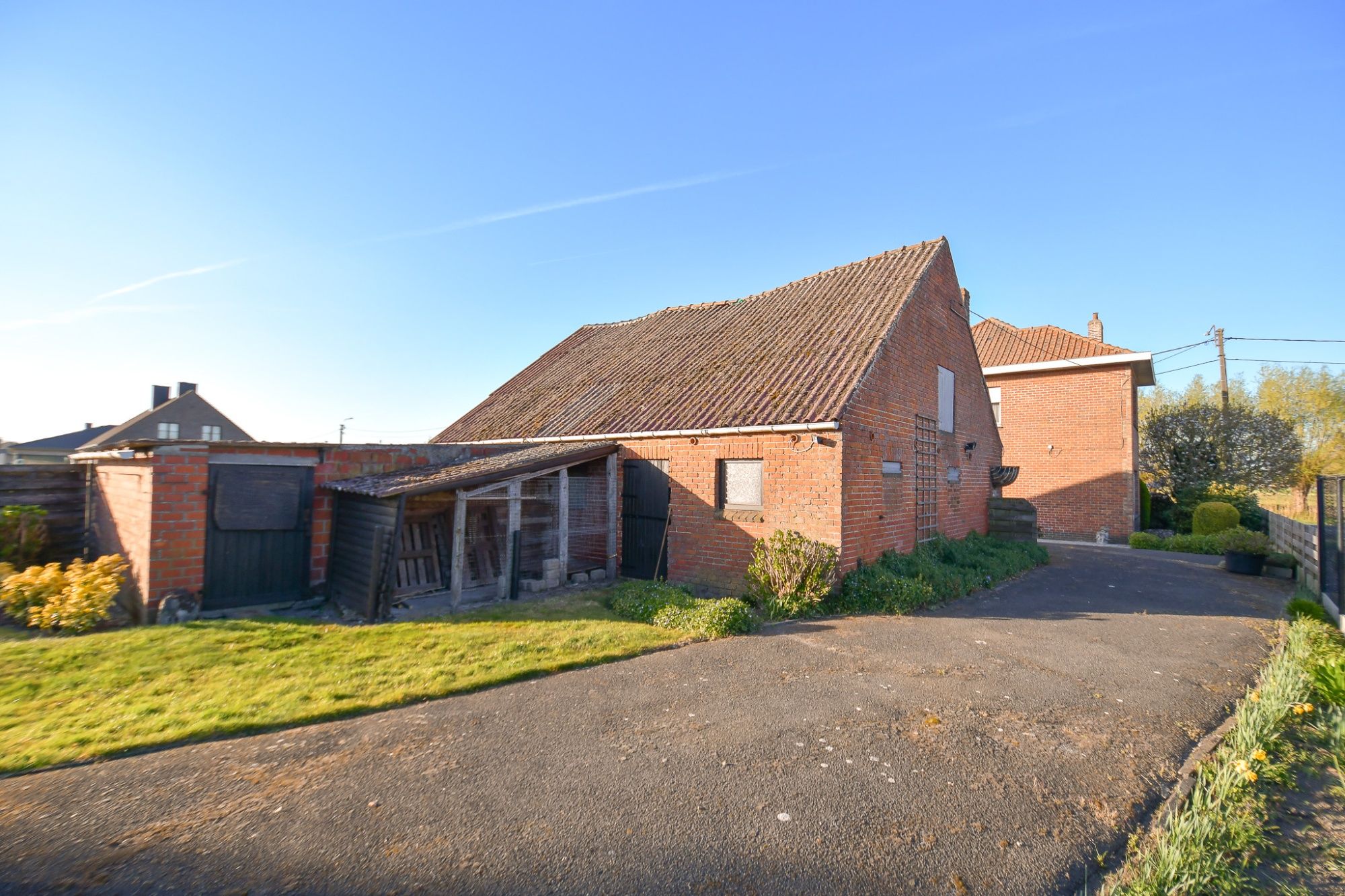 LANDELIJK GELEGEN WONING met LOODS & WEILAND op  3173 m² foto 2