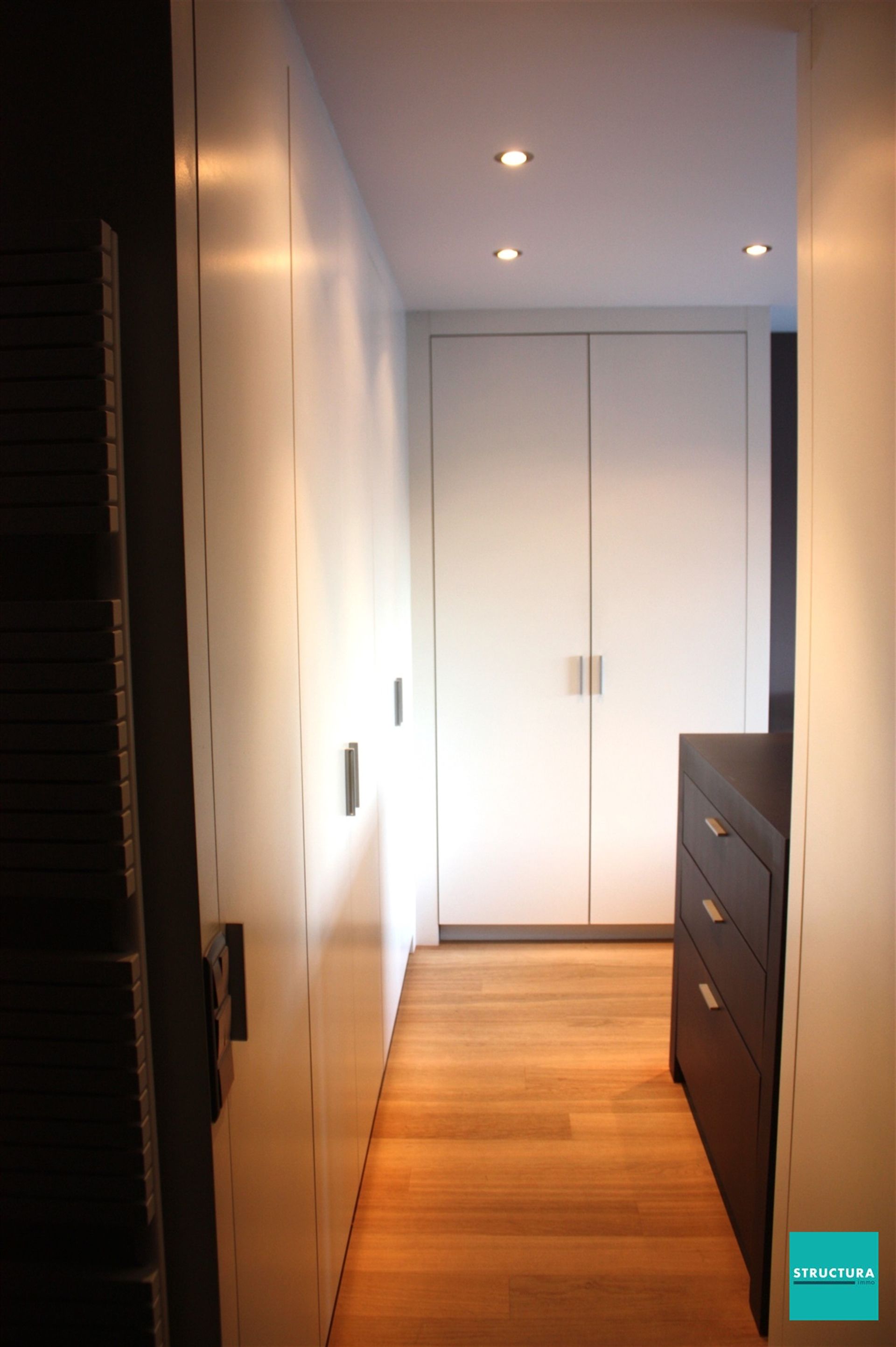 Gelijkvloers appartement met ruime tuin en twee carports foto 12