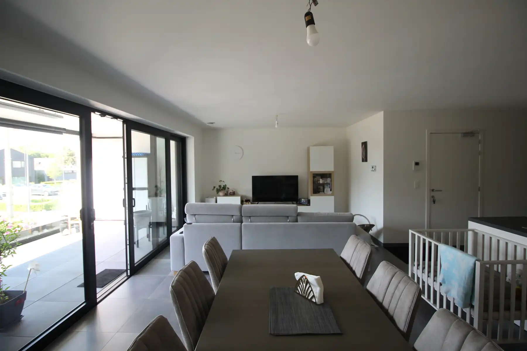 Ruim appartement van 122 m² met 2 slaapkamers, 2 terrassen, autostaanplaats en kelderberging. foto 6