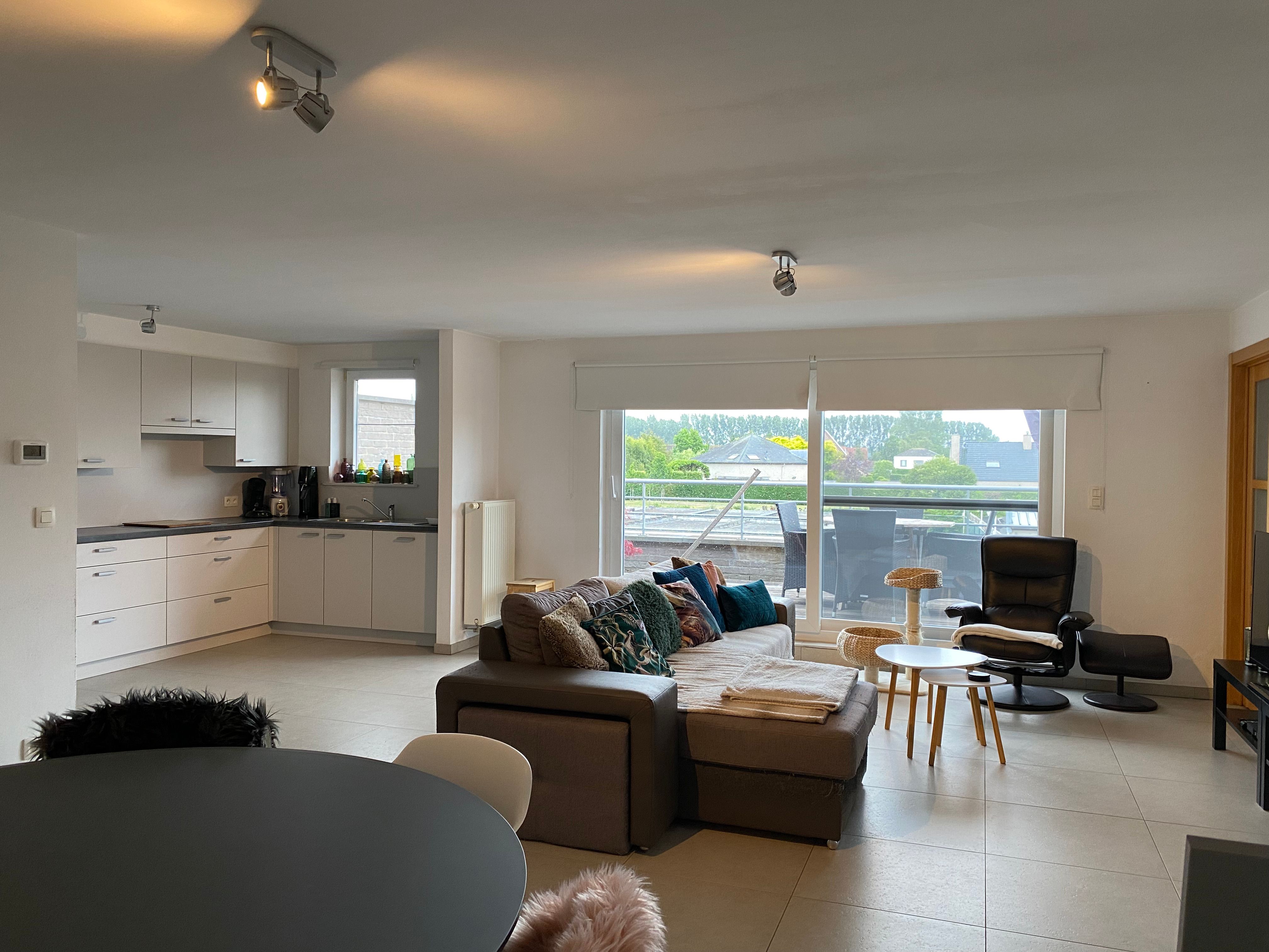 Ruim en lichtrijk appartement met 2 slaapkamers en garage foto {{pictureIndex}}