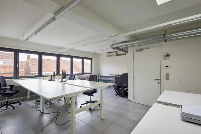 Roeselare-centrum. Trendy kantoorruimte met diensten te huur vanaf 1 persoon op een uistekende locatie. Voor starters of tijdelijke verhuis. foto 6