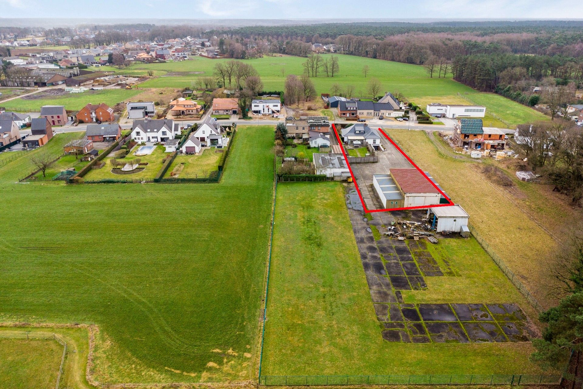 RUIME VILLA MET 430 M² WERKPLAATSEN OP 26,37 ARE foto 2