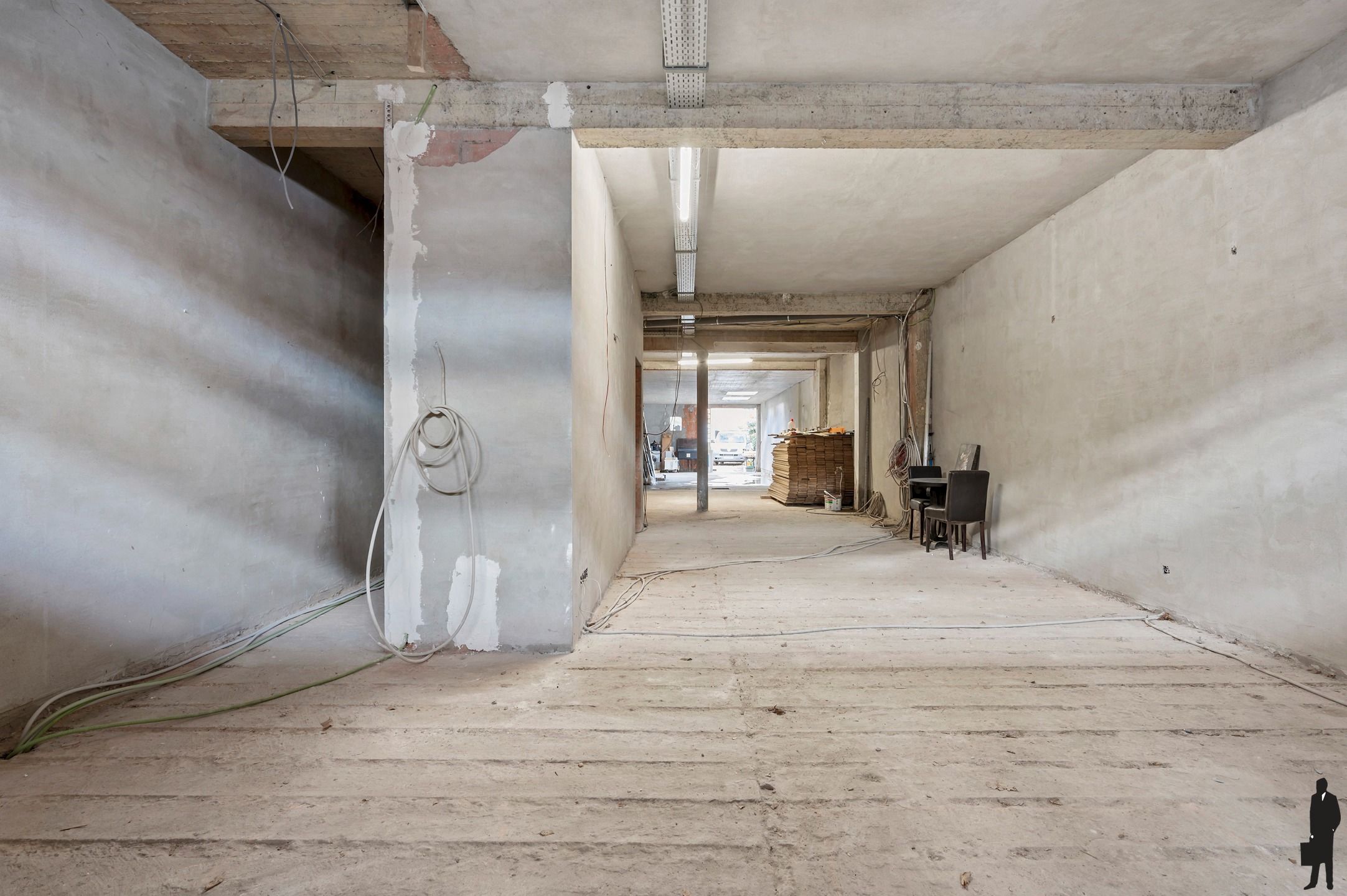 Ruim en energiezuinig handels gelijkvloers in casco toestand van ca. 160m², gelegen in het centrum van Brasschaat met achterliggend tuintje. foto 3