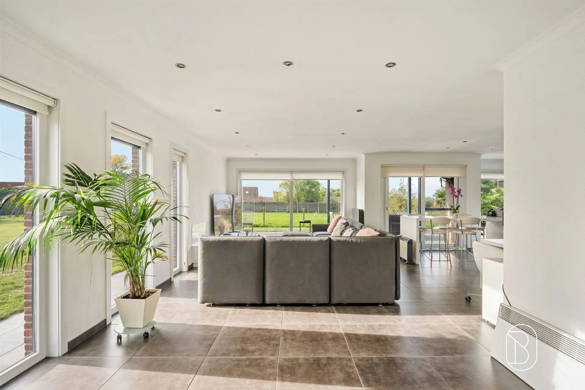 Villa met verwarmd zwembad en 2 garages!  foto 9