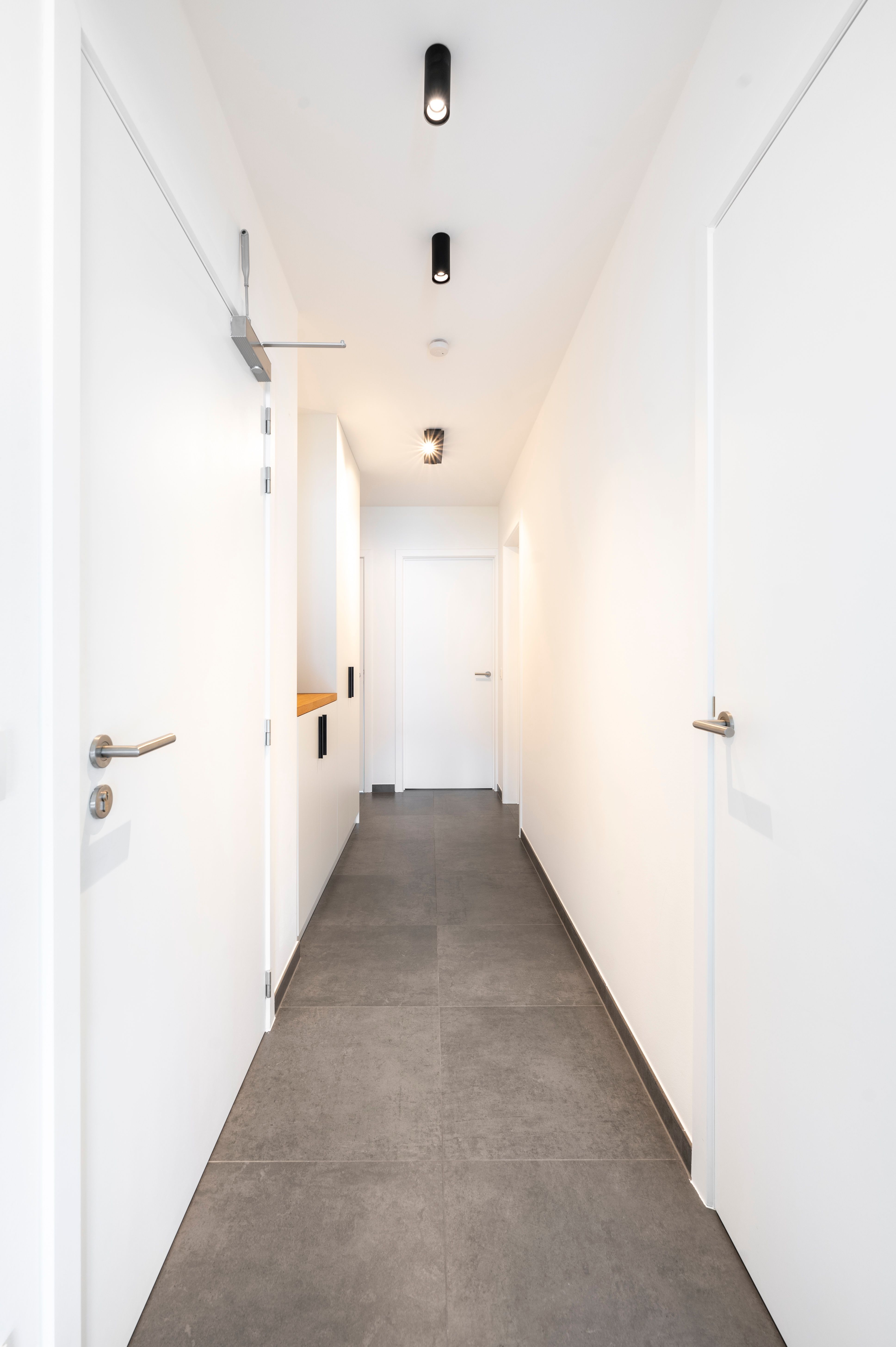 Instapklaar nieuwbouwappartement met 2 staanplaatsen en kelderberging in Brecht! foto 13
