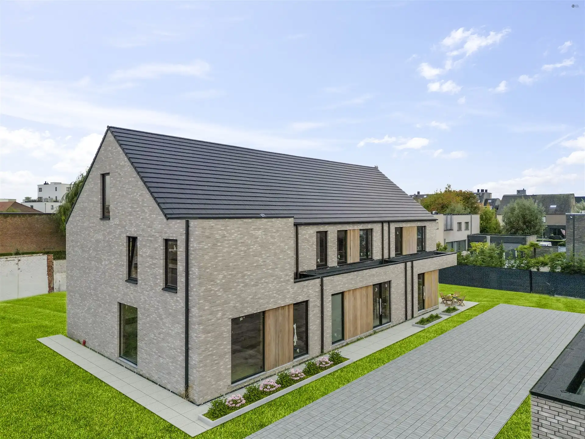 Ruime rijwoning met uitweg langs achter foto 3