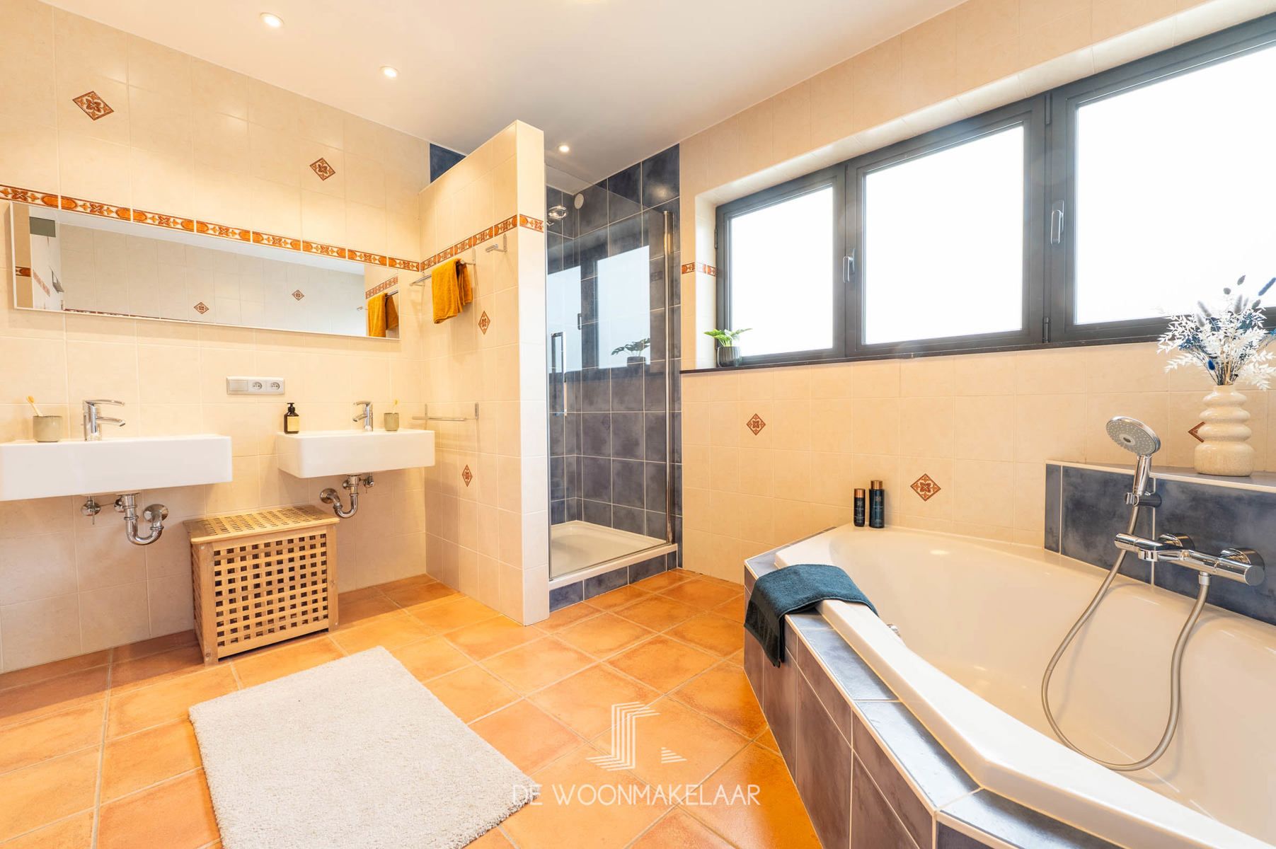 Luxeuze en ruime HOB met 4 slaapkamer en tuin met zwemspa foto 18