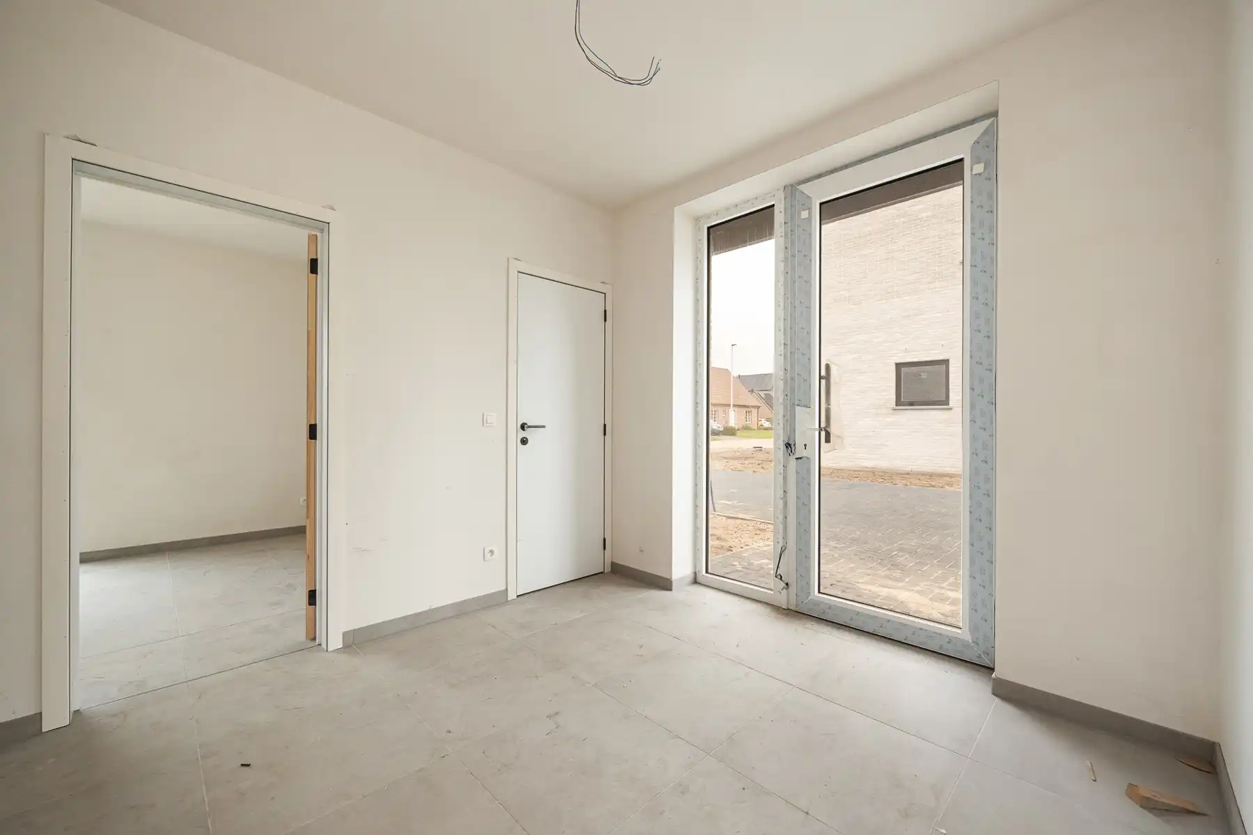 Halfopen woning met 3 slaapkamers en carport/fietsenberging op perceel van ca 370 m² foto 5