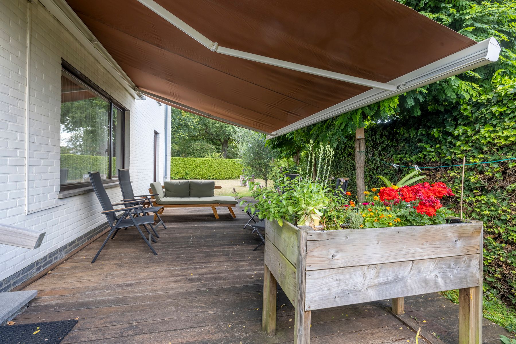 Villa met 4 slaapkamers, grote tuin en garage te koop! foto 25