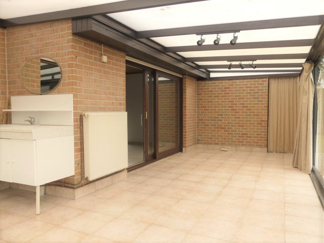 Alleenstaande woning met tuin en 2 garages foto 6