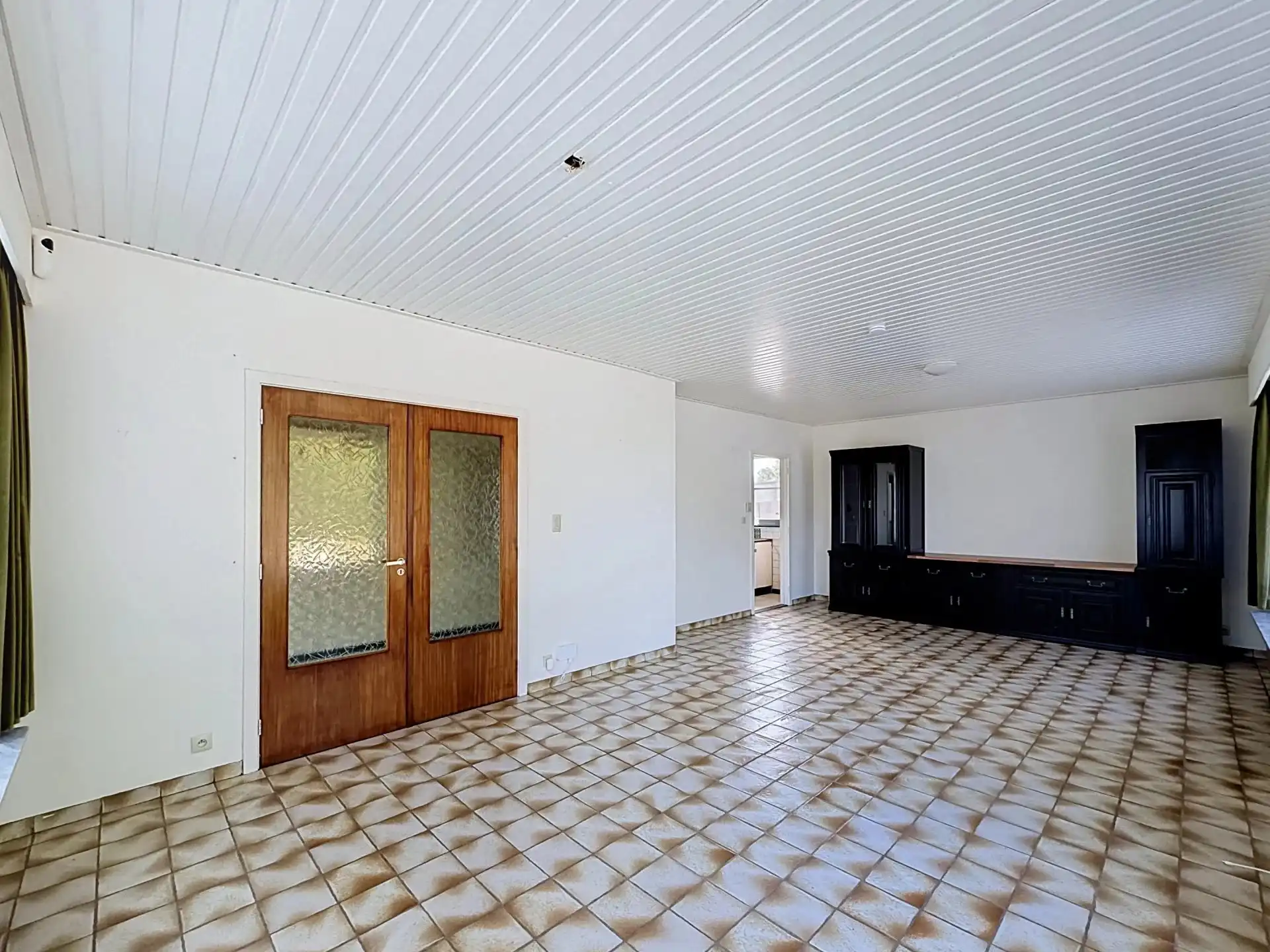 Te renoveren gelijkvloerse woning met 3 slaapkamers op een ruim perceel. foto 7