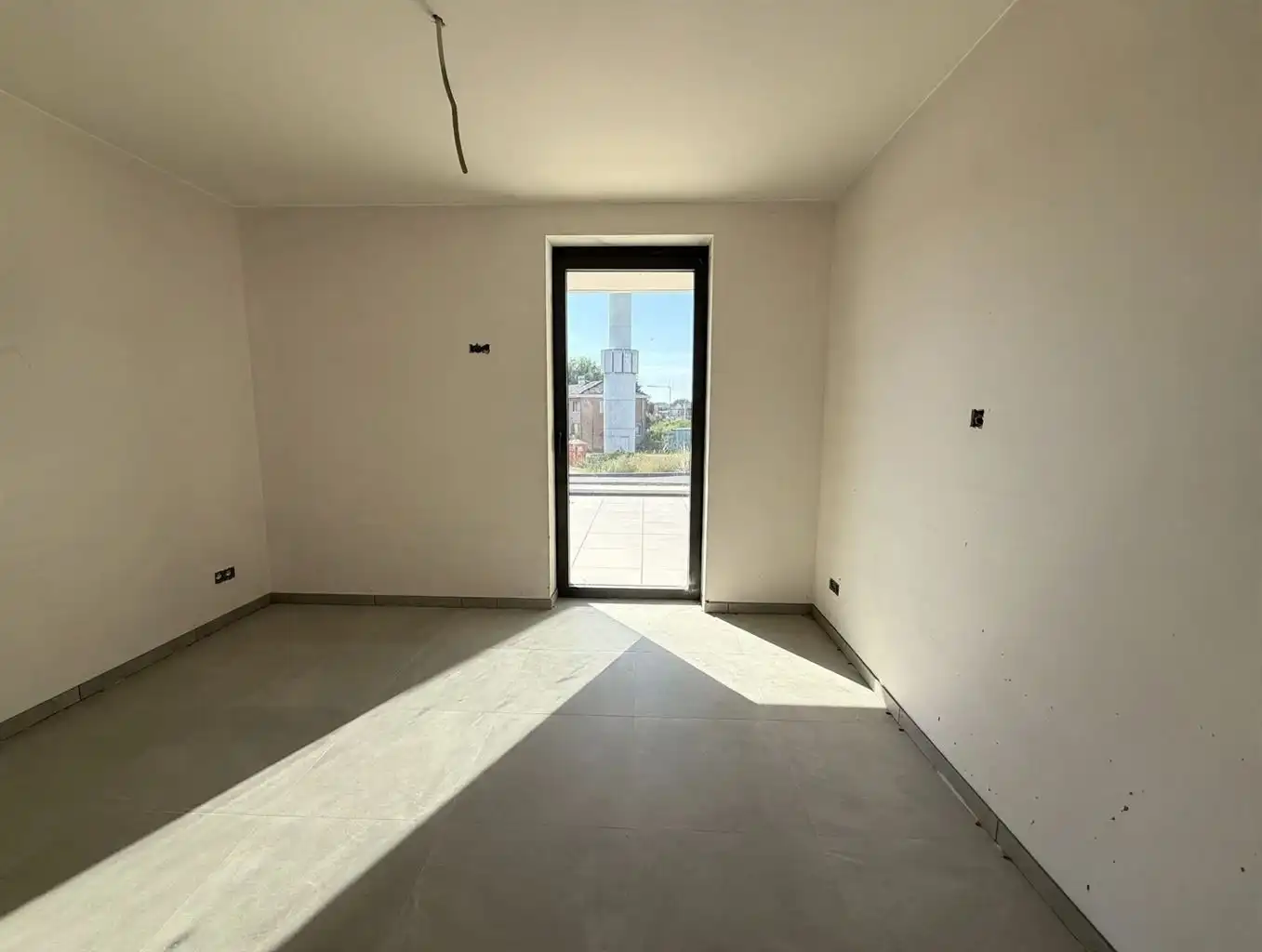Zeer ruim 1 (+1)-slaapkamerappartement (BEN) op de eerste verdieping met uitzonderlijk zuidgericht terras van ca. 43 m² en ondergrondse parkeerplaats, in hartje Maaseik. foto 9