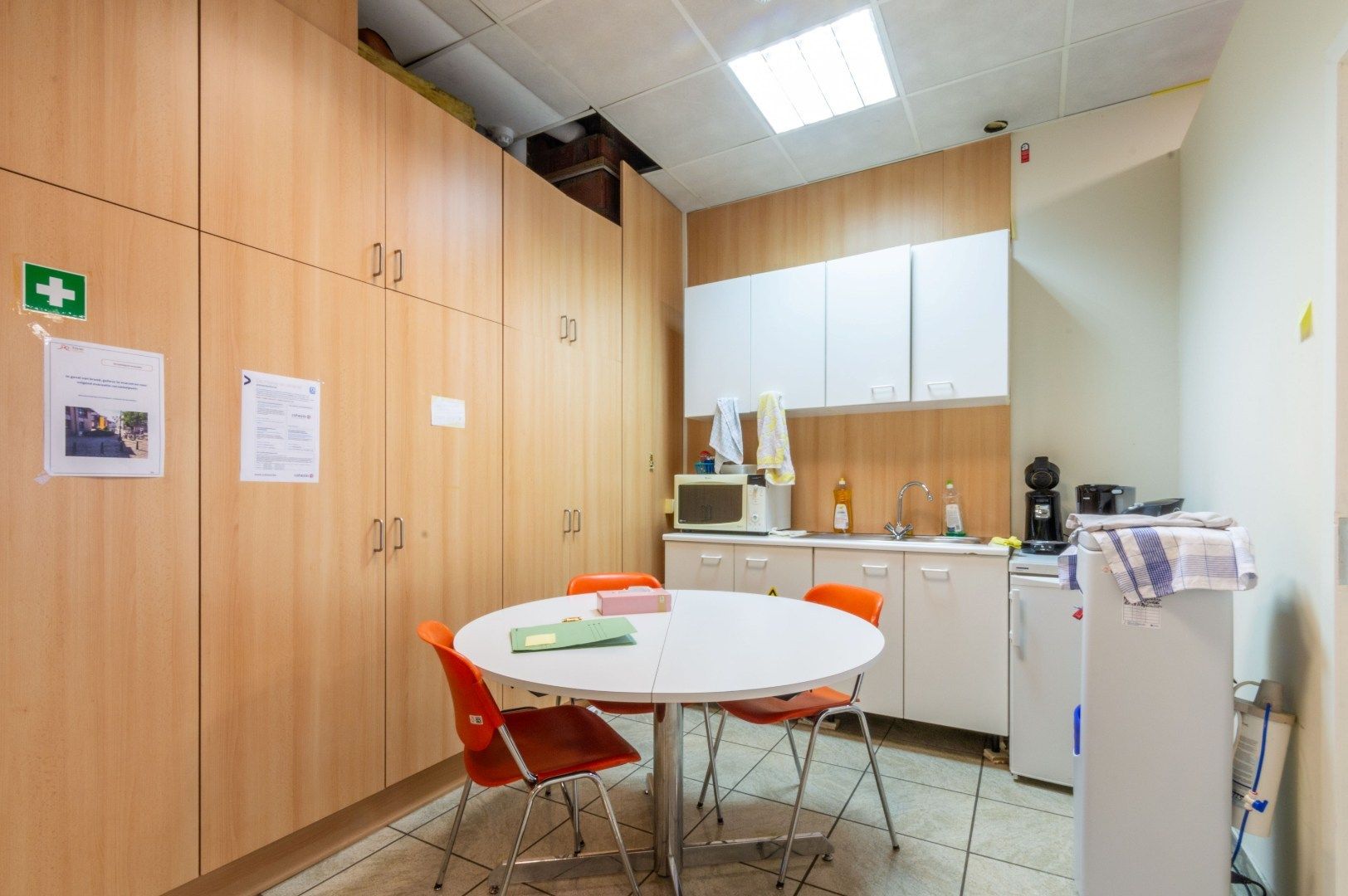 Recent en lichtrijk handels-/kantoorgelijkvloers ! foto 8