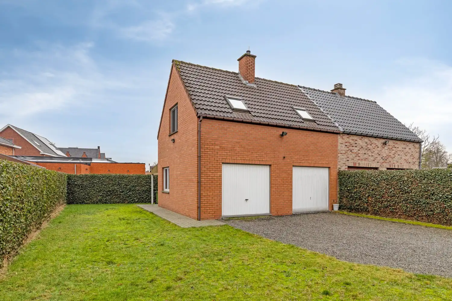 Halfopen bouwgrond met goed ingerichte dubbele garage foto 5