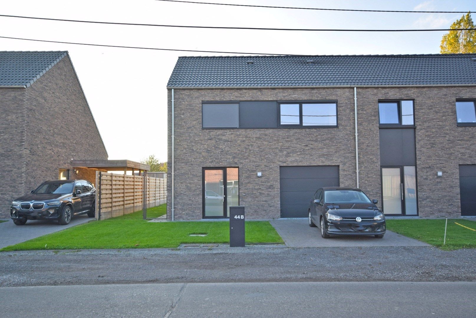 Zeer ruime halfopen nieuwbouwwoning met ruime tuin foto 2