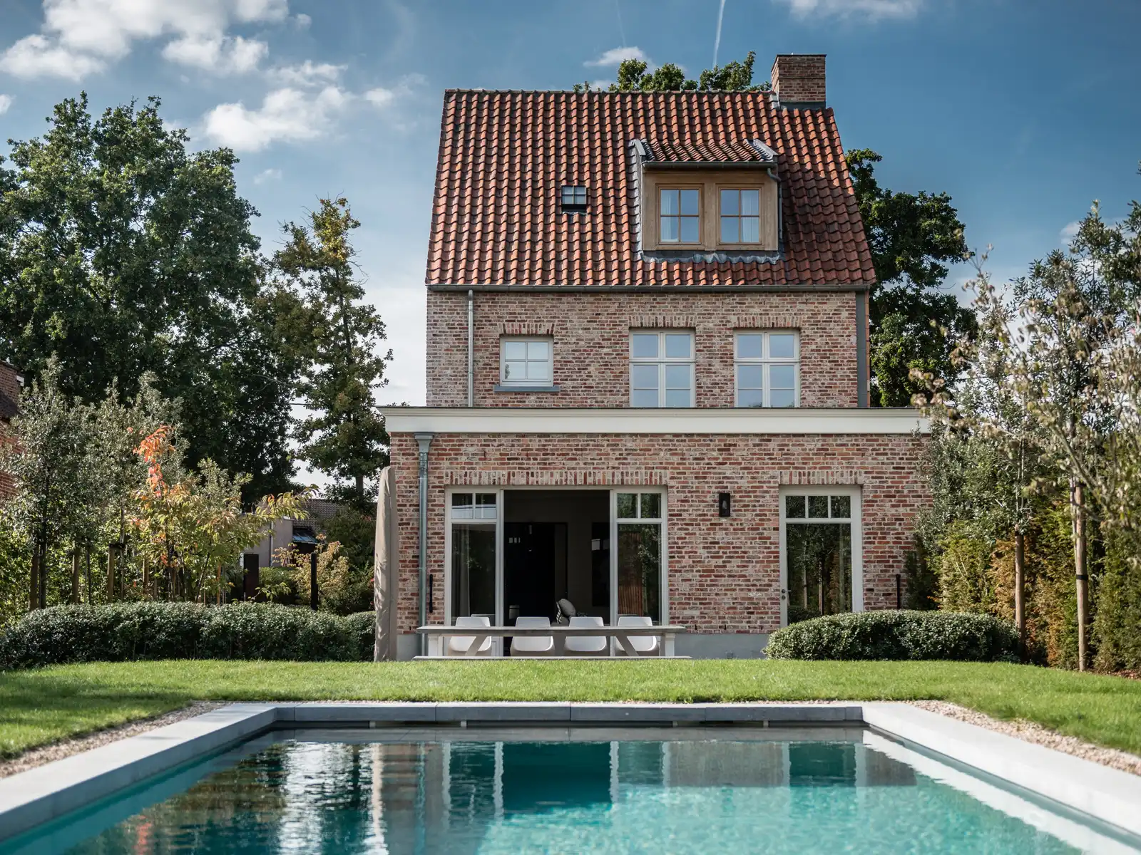 Exclusieve instapklare woning met zwembad en open groenzicht foto {{pictureIndex}}