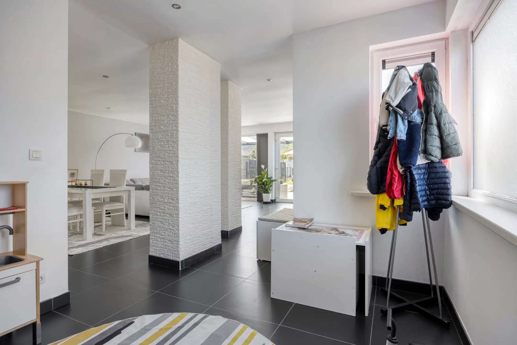 Ruime gezinswoning van 215 m² met vier à vijf slaapkamers en tuin foto 9