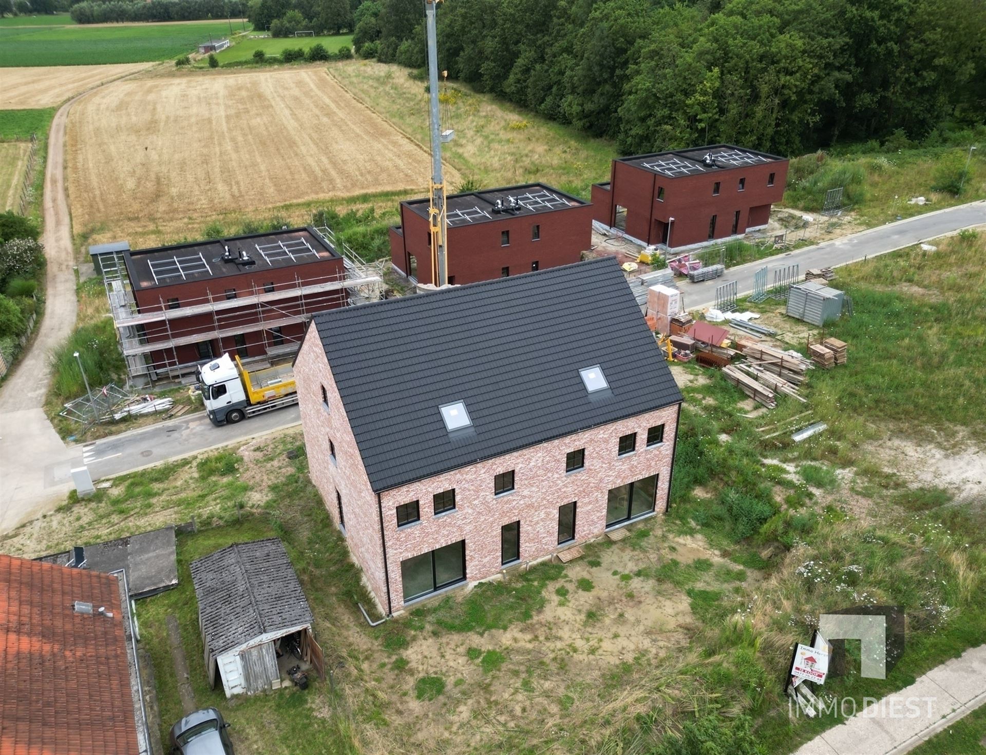 Nieuwbouwwoning met ruime leefruimtes en knappe zolder.  foto 27