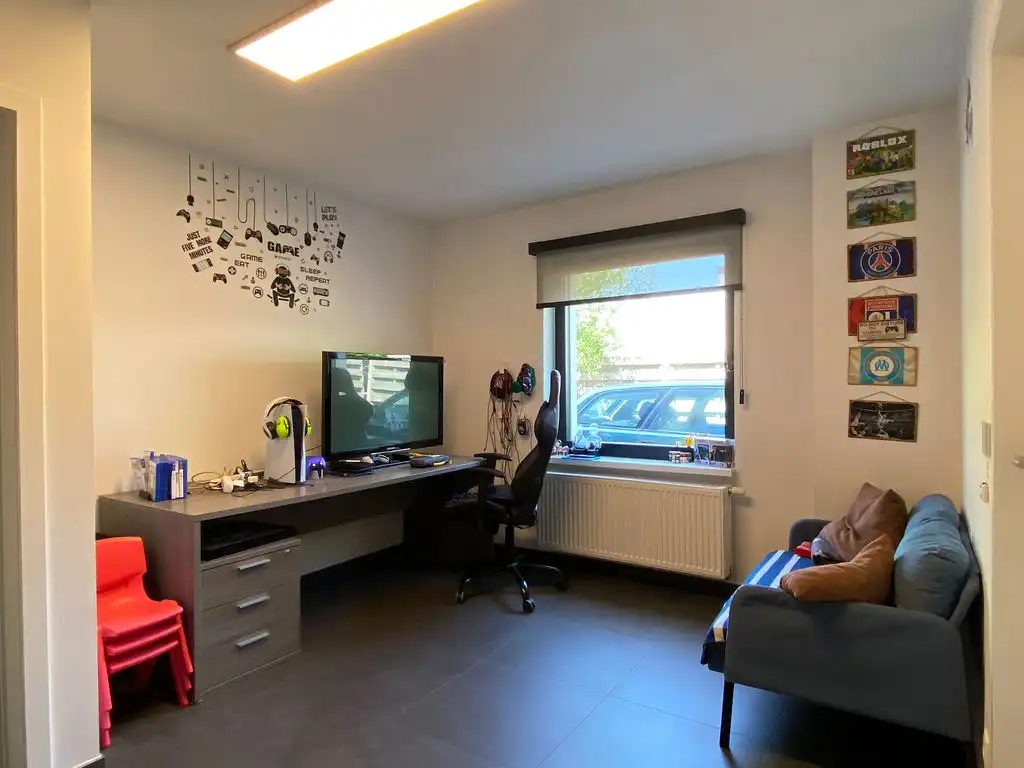 Ruime moderne woning met 4 slaapkamers, bureauruimte, dakterras en drie parkeerplaatsen in Pittem foto 13