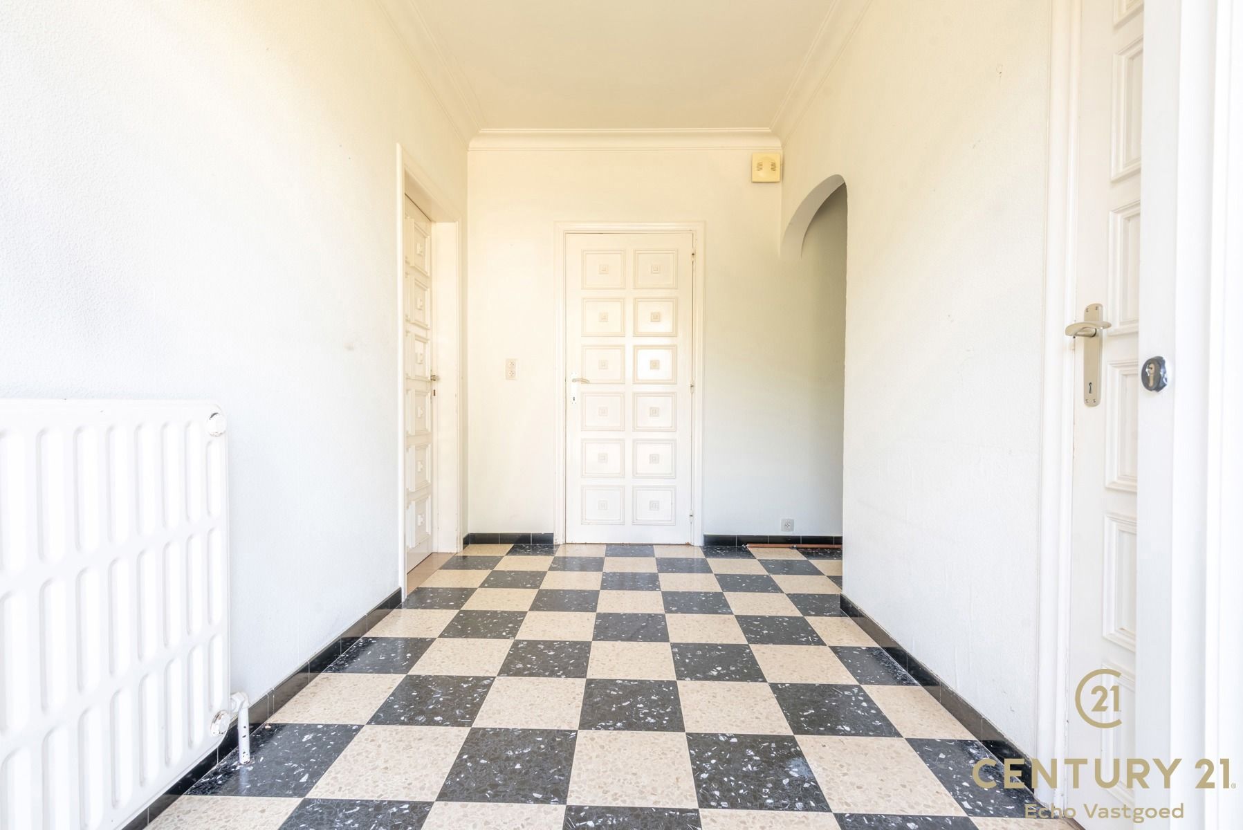 Charmante te renoveren laagbouwwoning op fraai hoekperceel foto 5