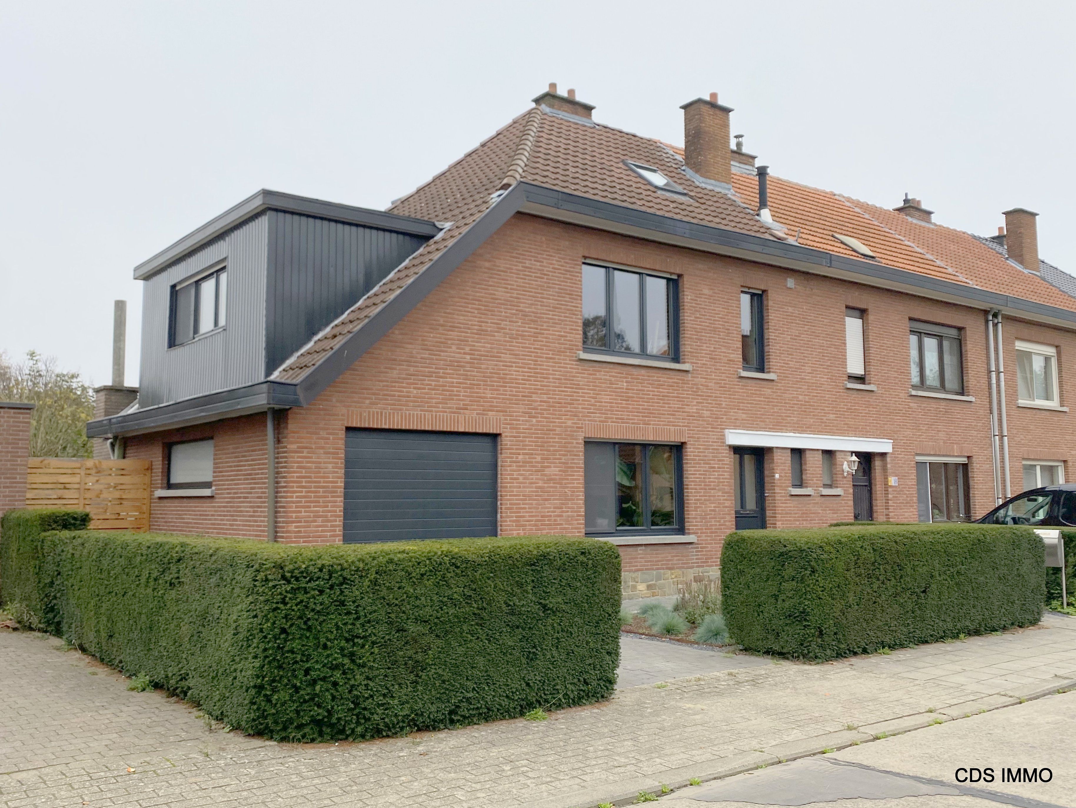 Instapklare woning met tuin en garage foto {{pictureIndex}}