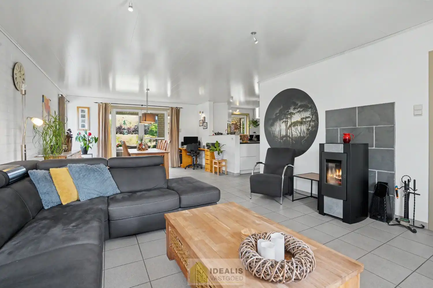 IDEALIS VASTGOED – ROYALE, INSTAPKLARE EN ZEER GOED ONDERHOUDEN GEZINSWONING OP EEN RUSTIG PERCEEL VAN 8A 44CA MET 4 KNAPPE SLAAPKAMERS, RUIME GOED UITGERUSTE BADKAMER, RECENT GERENOVEERDE KEUKEN, HEERLIJKE VERANDA EN VRIJSTAANDE CARPORT - De woning omvat maar liefst +- 225m² bewoonbare oppervlakte met een ruime lichtrijke woonkamer, uitgeruste recent gerenoveerde keuken, 4 slaapkamers, ruime badkamer voorzien van ligbad en inloopdouche, hobbykamer/werkplaats en vrijstaande carport met achterliggende fietsenberging. foto 4