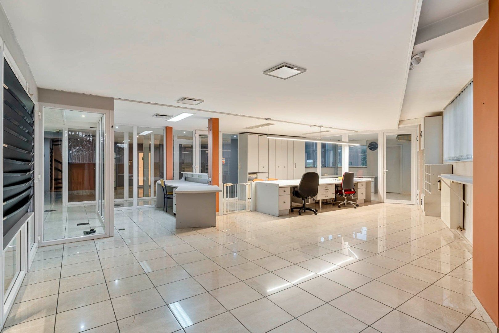 Bedrijfsgebouw met kantoren, magazijnen en woonst - groot 2580 m² foto 7