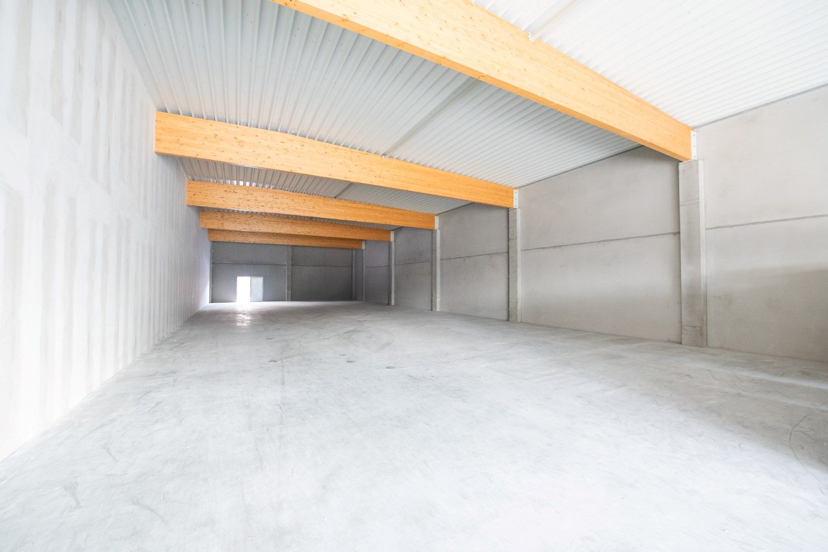 TE HUUR – Nieuwbouw commerciële unit (473 m²) in modern retailcomplex foto 4
