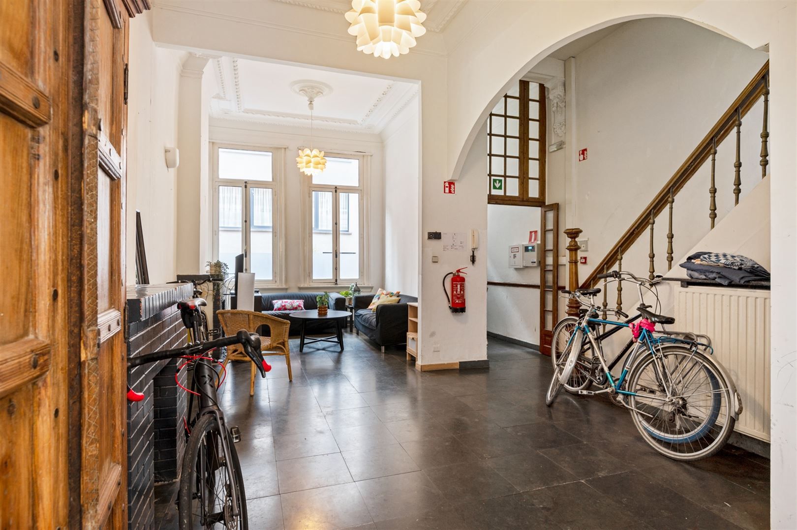 Ruime herenwoning (6 slaapkamers) aan het hippe Borgerhout  foto 2