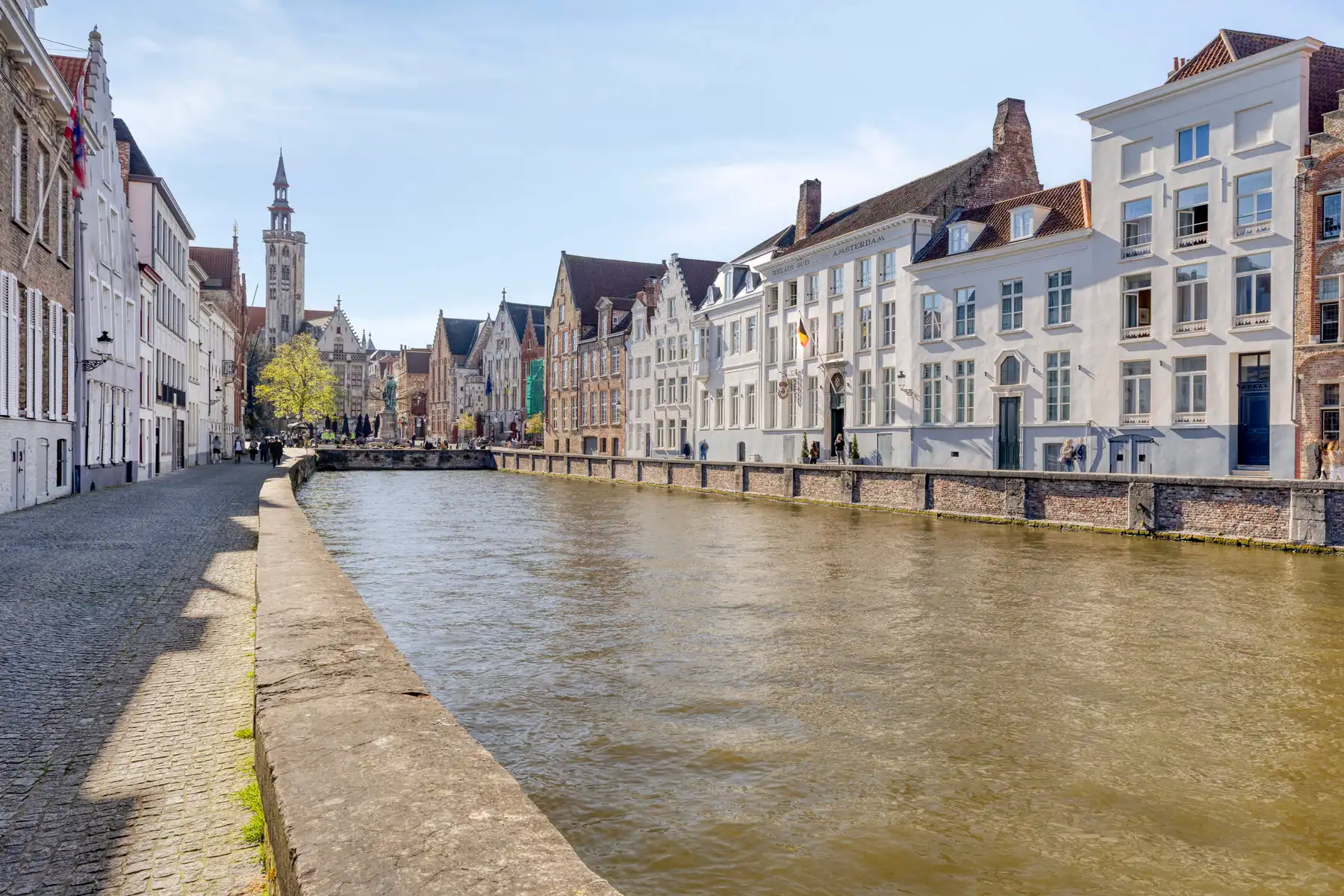 Gerenoveerde (2010) burgerwoning met dubbele garage foto 31