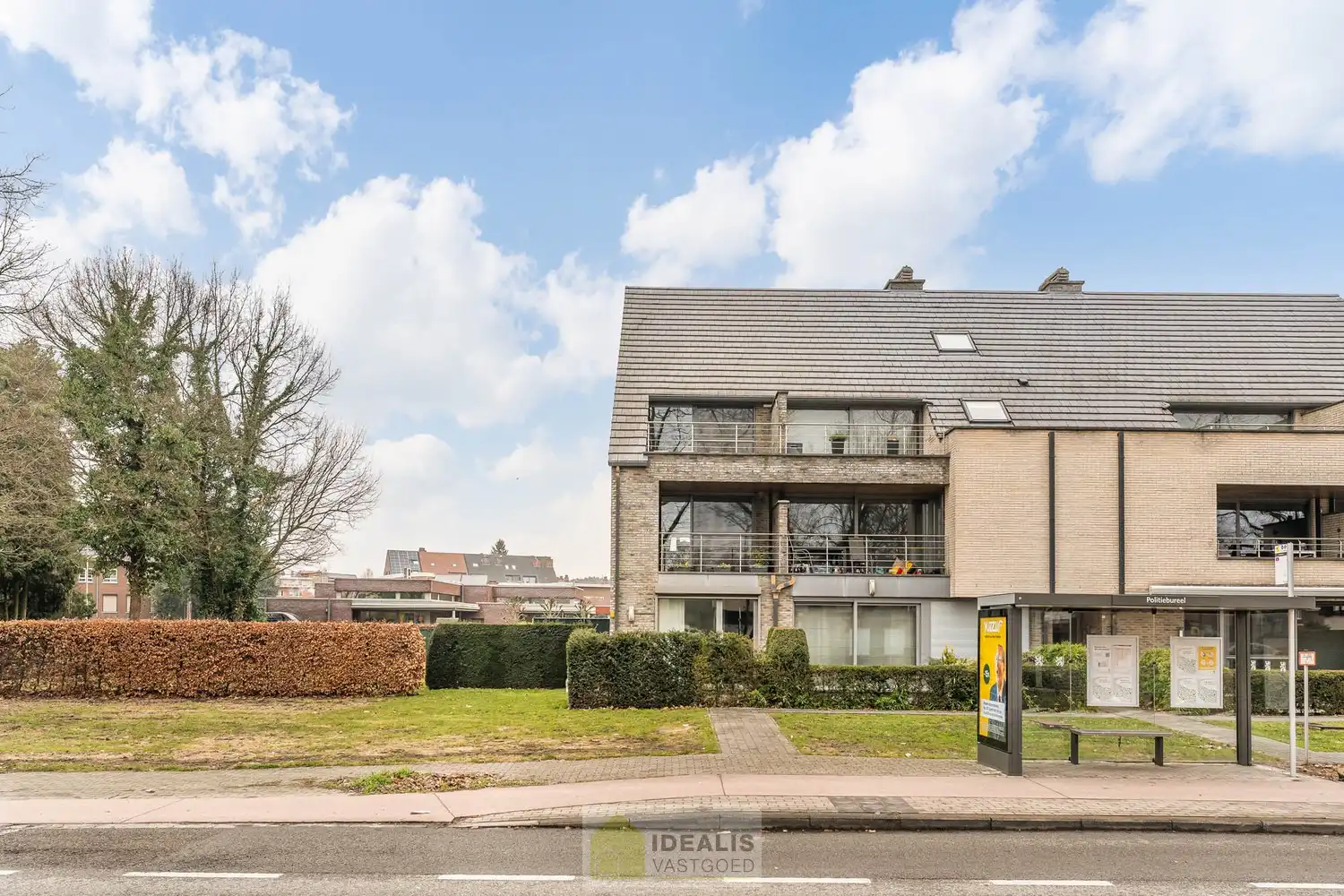 Idealis Vastgoed – Ruim op te frissen gelijkvloers appartement met 3 slaapkamers foto {{pictureIndex}}