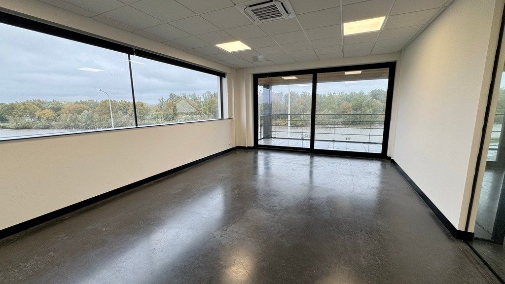 Instapklare kantoren te huur met terras vlakbij afrit R4 in Evergem foto 12