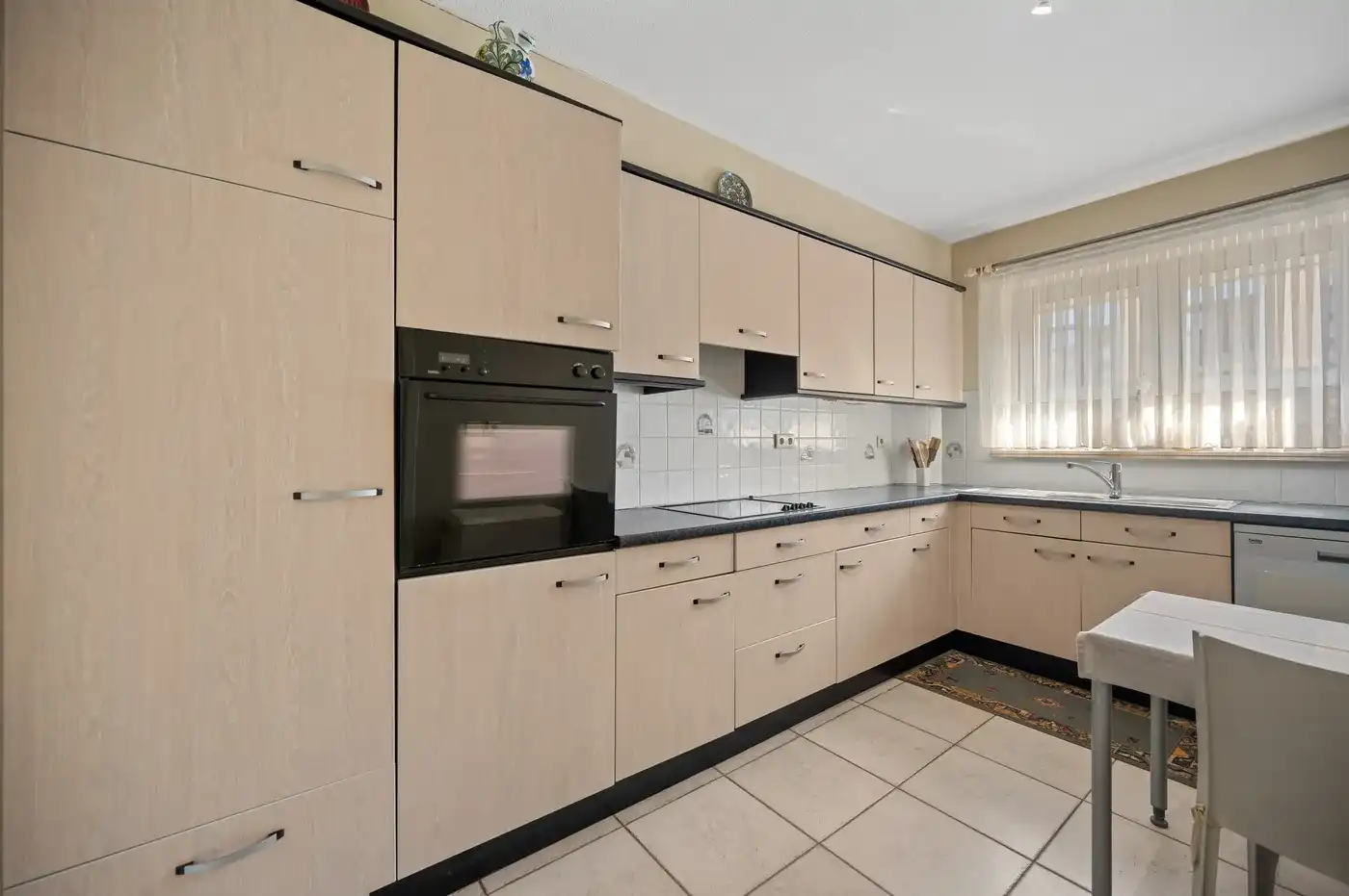 Ruim appartement met veel lichtinval, 2 slaapkamers, garage en kelder foto 3