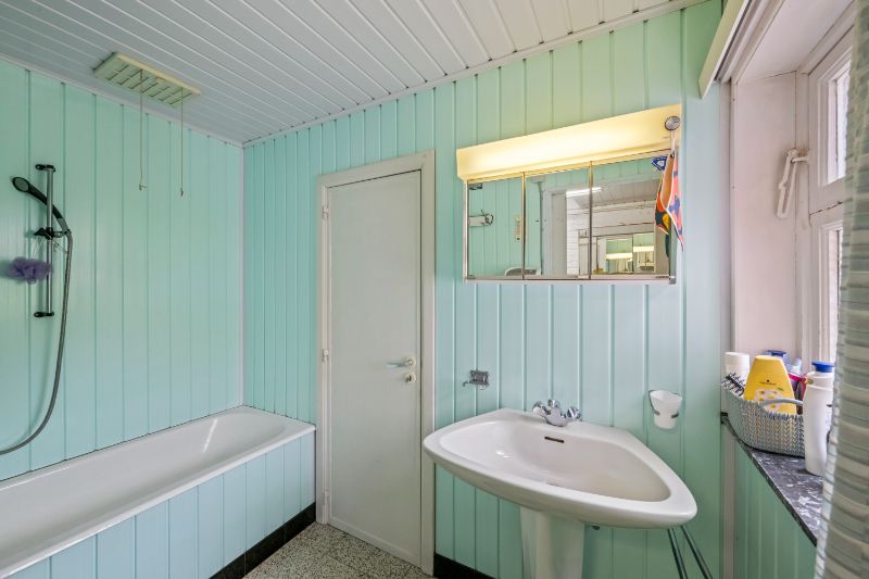 Ledegem-centrum. Sterk gebouwde half open bebouwing met 3 slaapkamers, bijgebouw en extra mogelijkheden. Perceel +/- 346m2. Te vernieuwen ! foto 11