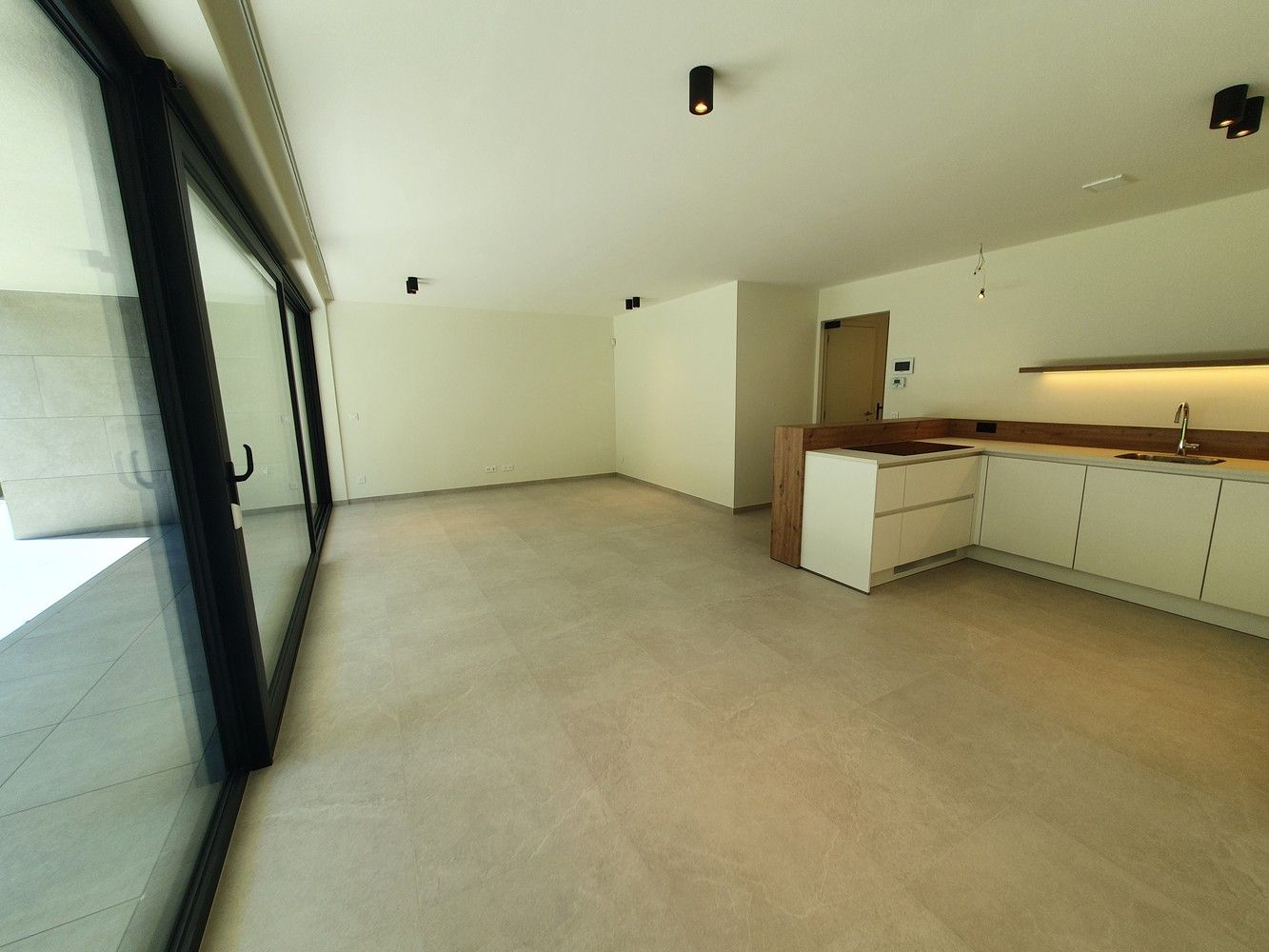 Luxueus nieuwbouwapp met 2 ruime slks, een prachtige terras met een tuintje, staanplaats en berging. foto 5