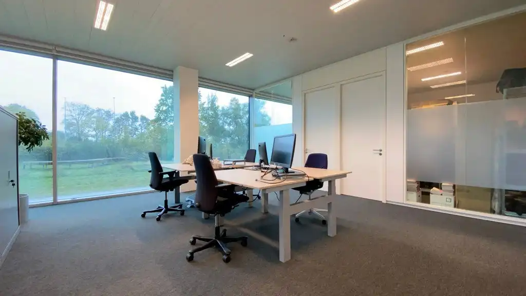 Instapklaar kantoorgelijkvloers te huur in Blue Towers in Gent foto 9