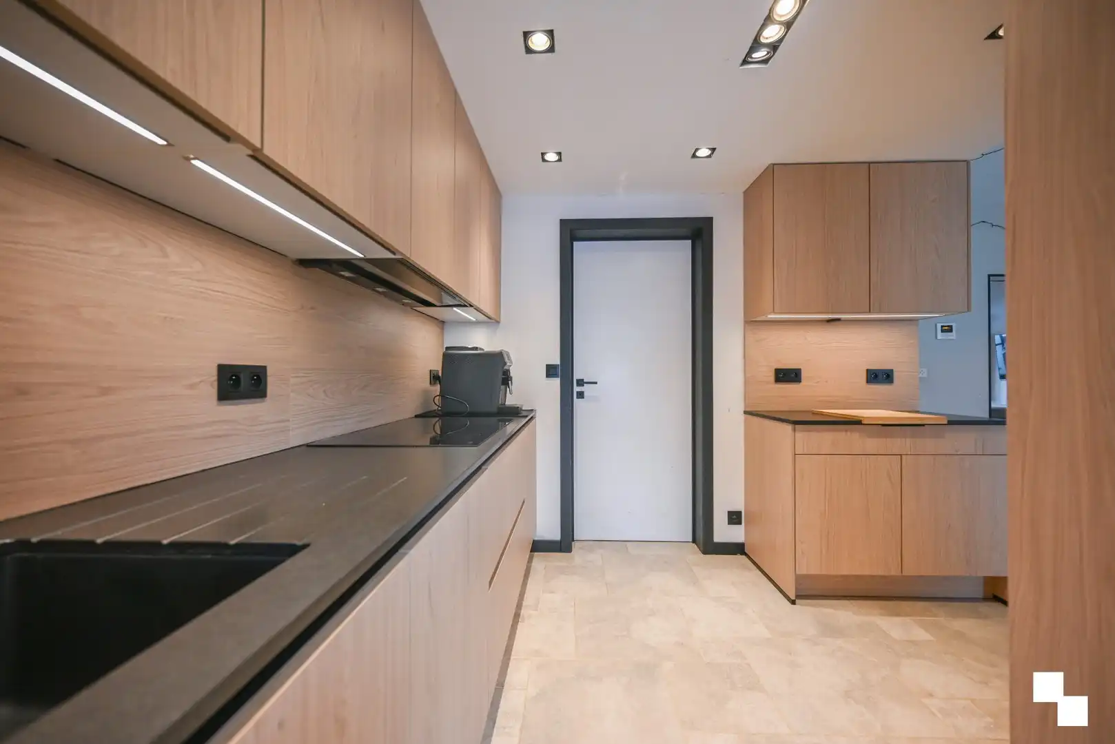 Energiezuinige, gerenoveerde gezinswoning met inpandige garage foto 6