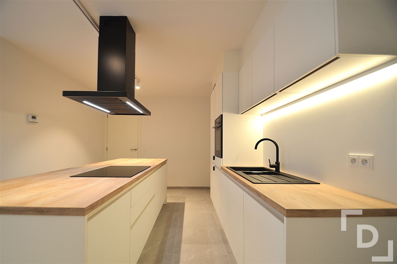Nieuwbouwappartement van hoogwaardige afwerking met staanplaats te huur in centrum Ieper foto 4