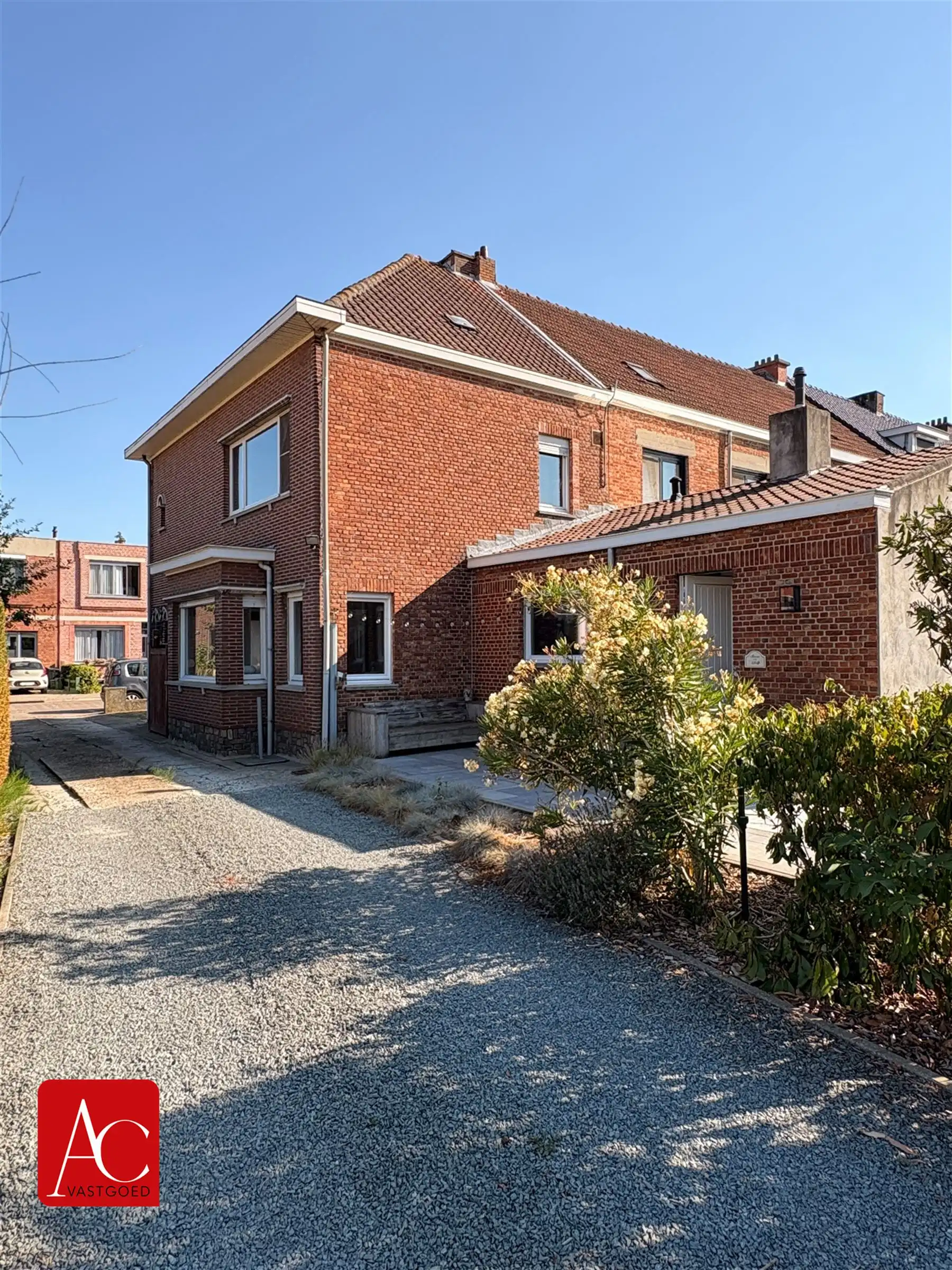 Halfopen bebouwing met 2 slpks en tuin met vergezicht foto 21