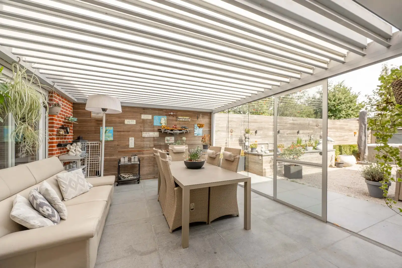 VERRASSEND RUIME, INSTAPKLARE WONING MET 2 GARAGES TE PITTEM foto 19