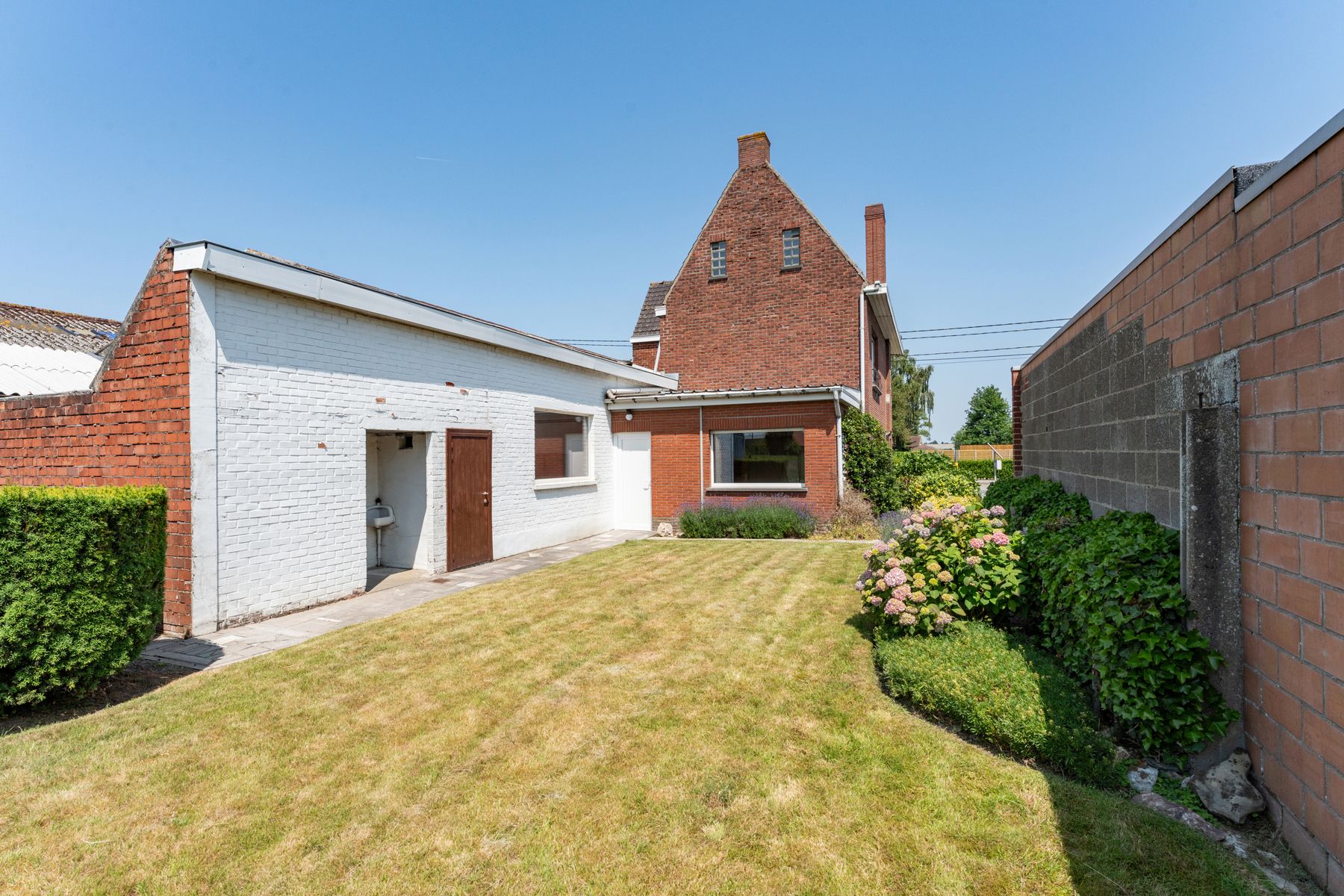 Statige woning met ruime loods foto 22