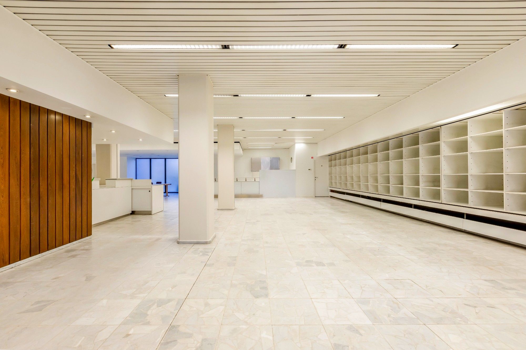 Commercieel handelsgelijkvloers met interessante straatbreedte foto 2