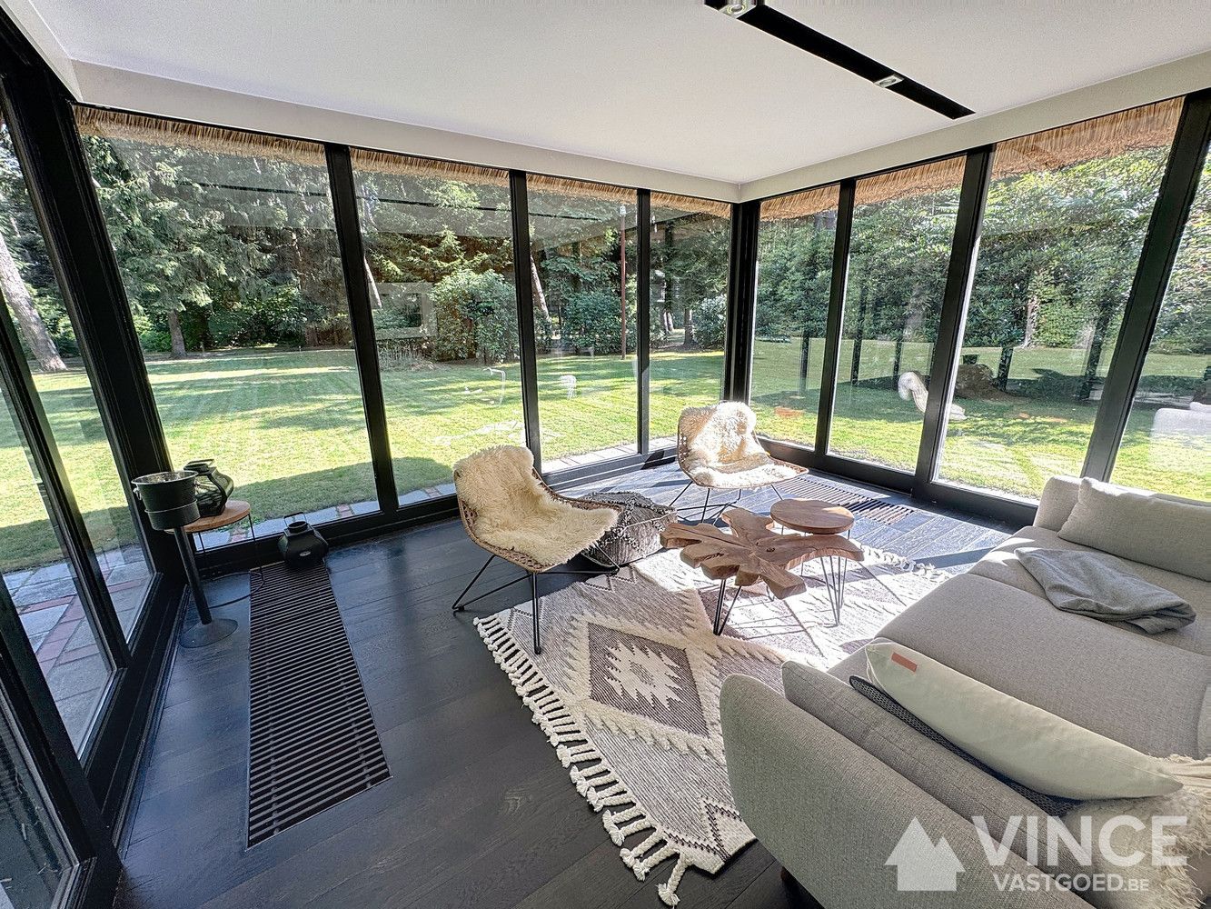 Prachtige villa met grote tuin foto 11